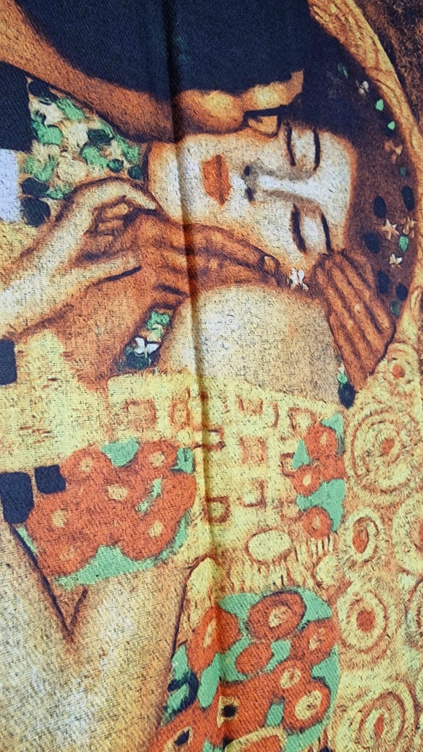 Warmer Schal mit Kunstmuster "Der Kuss" von "Gustav Klimt"