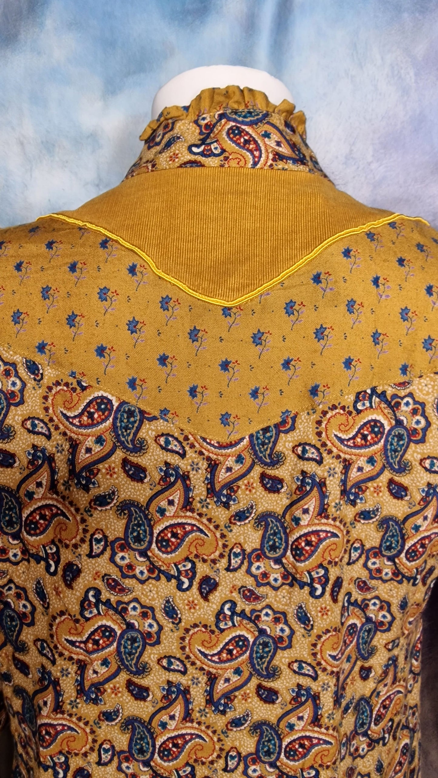 Vintage Bluse Paisley Senfgelb - Puffärmel & Stehkragen / La Femme Pierre Jacques
