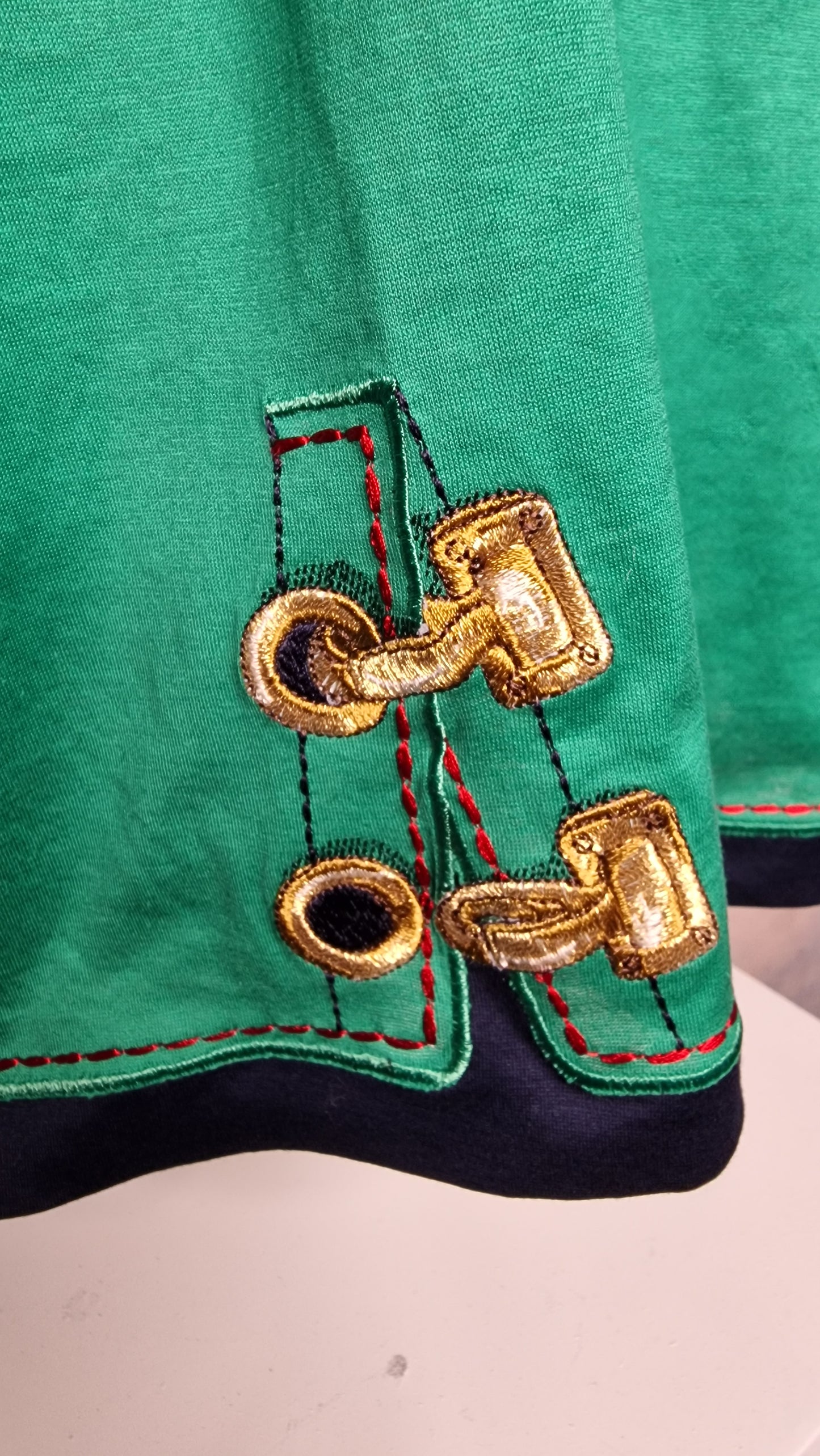 True Vintage T-Shirt in Smaragdgrün mit Goldstickerei 90er M