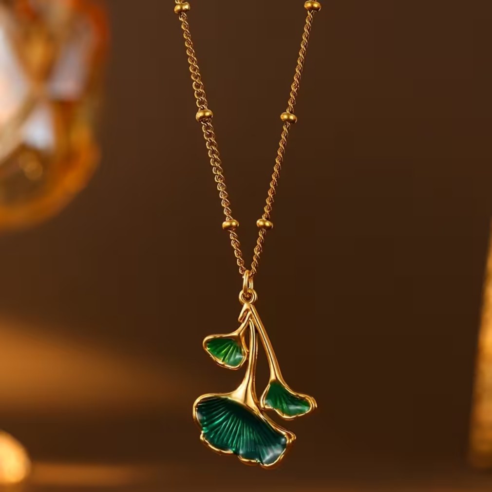 Vintage Halskette Ginkgo Blatt Emaille Gold-Grün getragen Nahaufnahme