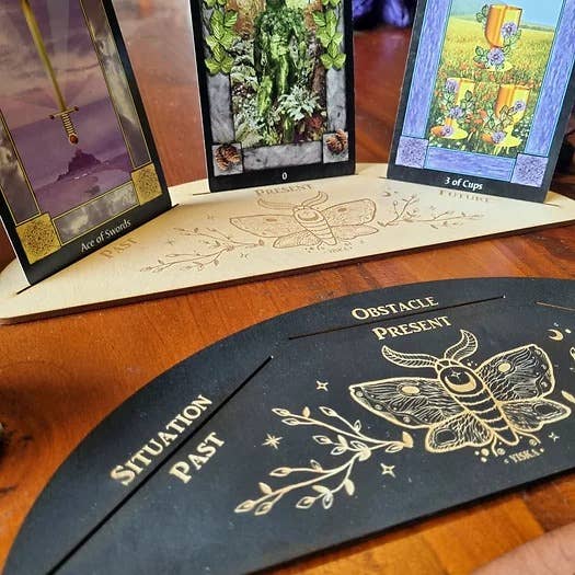 Drei Karten Moth Tarotständer