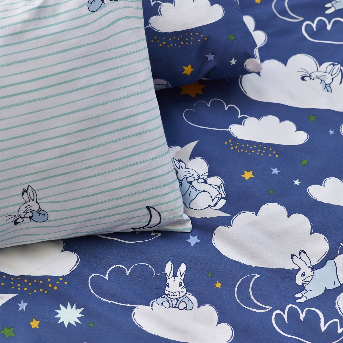 Kinderbettwäsche 135x200 Peter Hase „Sleepy Head“ in weiß-blau