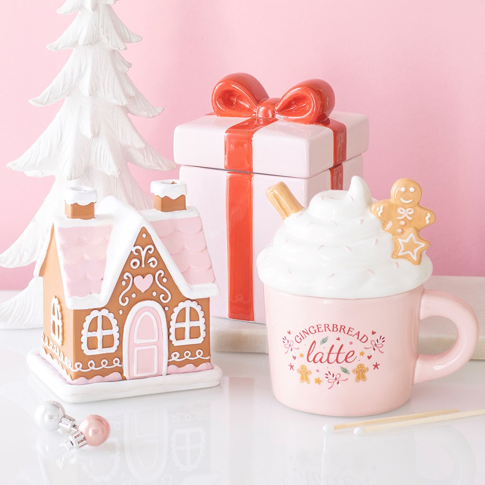 Gingerbread Latte Mug – Lifestyle mit Lebkuchenhaus und Geschenkbox