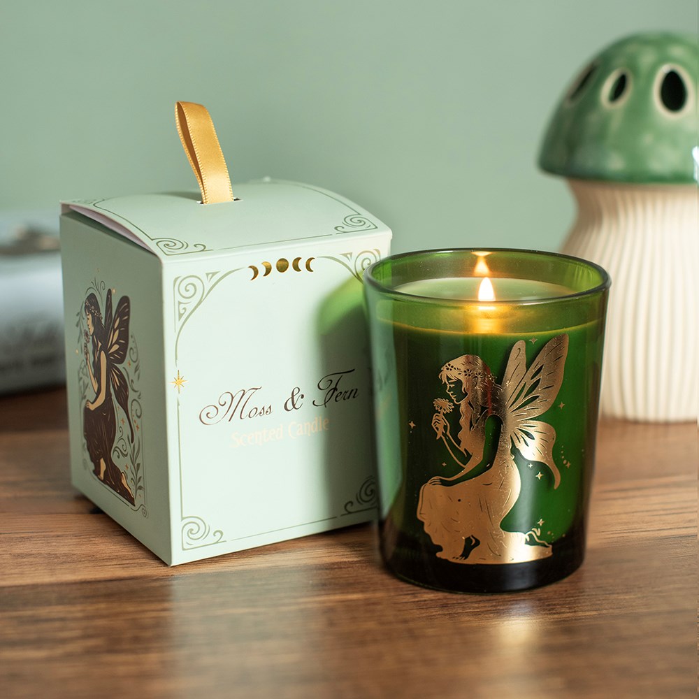 Duftkerze Fairy „Moss & Fern“ mit goldener Fee im grünen Glas Witchy