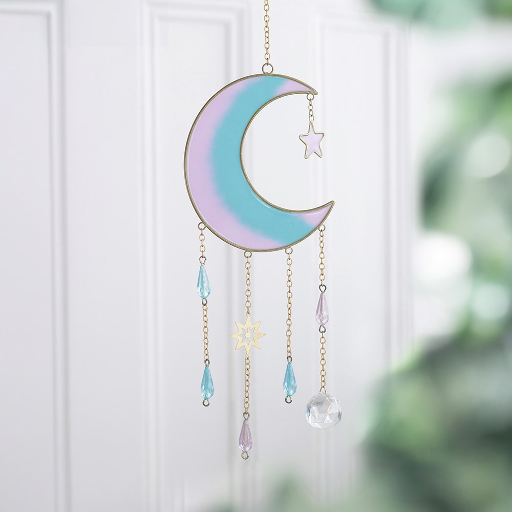 Pastel Skies Moon Suncatcher – Lifestyle hängend am Fenster