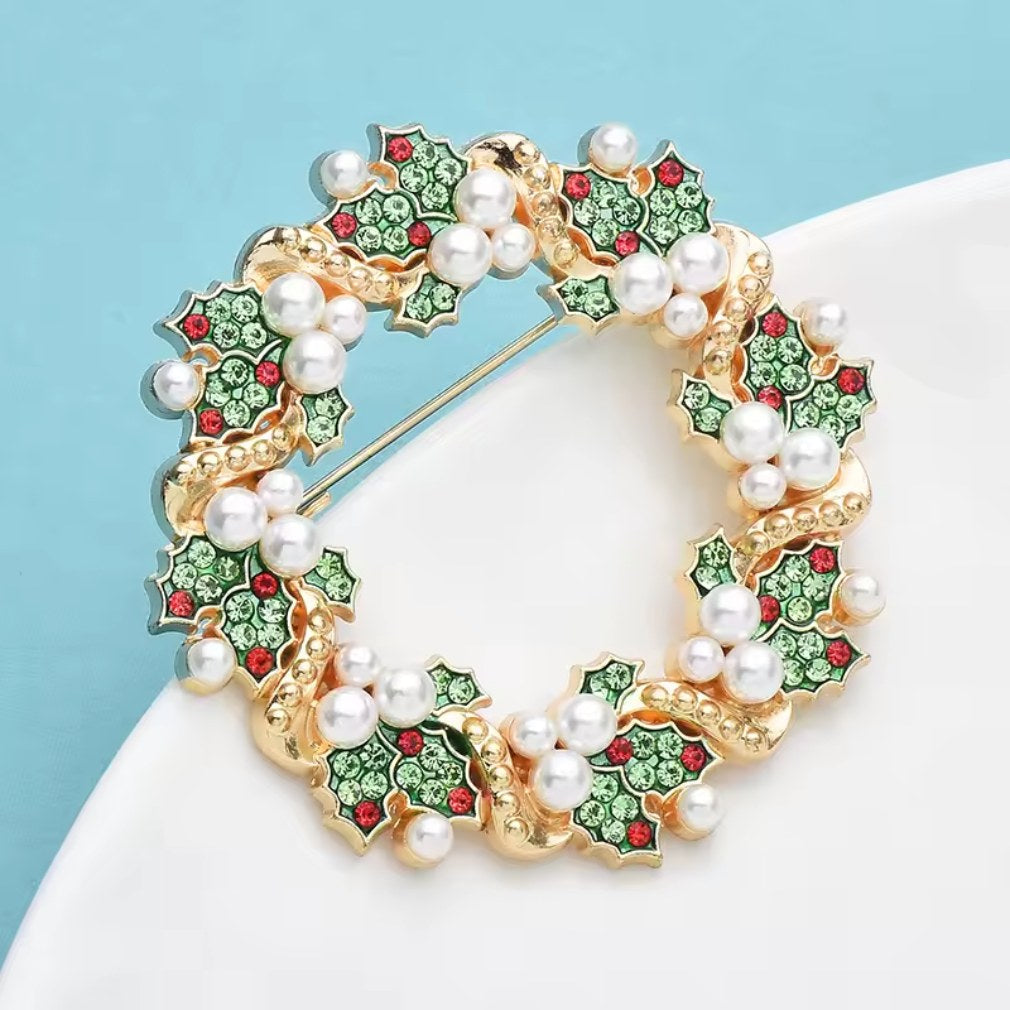 Vintage Weihnachtskranz Brosche Gold – Lifestyle auf blauem Hintergrund