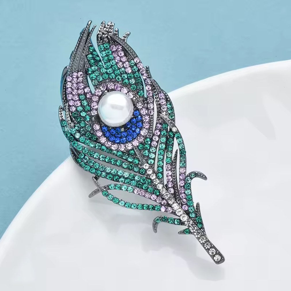 Stillvolle Pfauenfeder-Brosche mit Kunstperle und Strass 8,5 cm