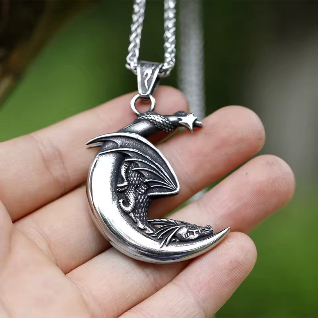 Anhänger mit Kette kleiner Drache auf Mond Edelstahl