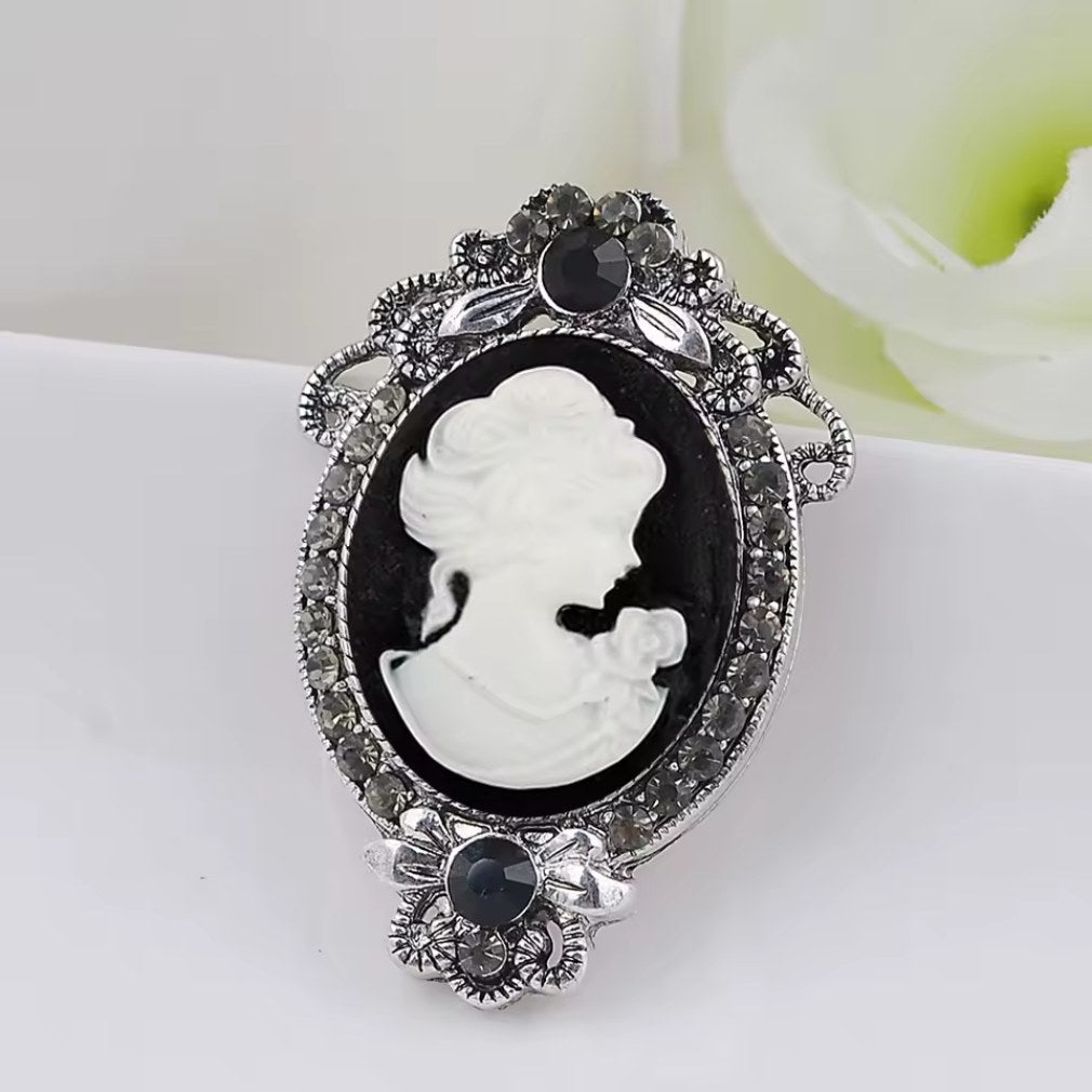Vintage Brosche Cameo goldfarben mit Strass in schwarz