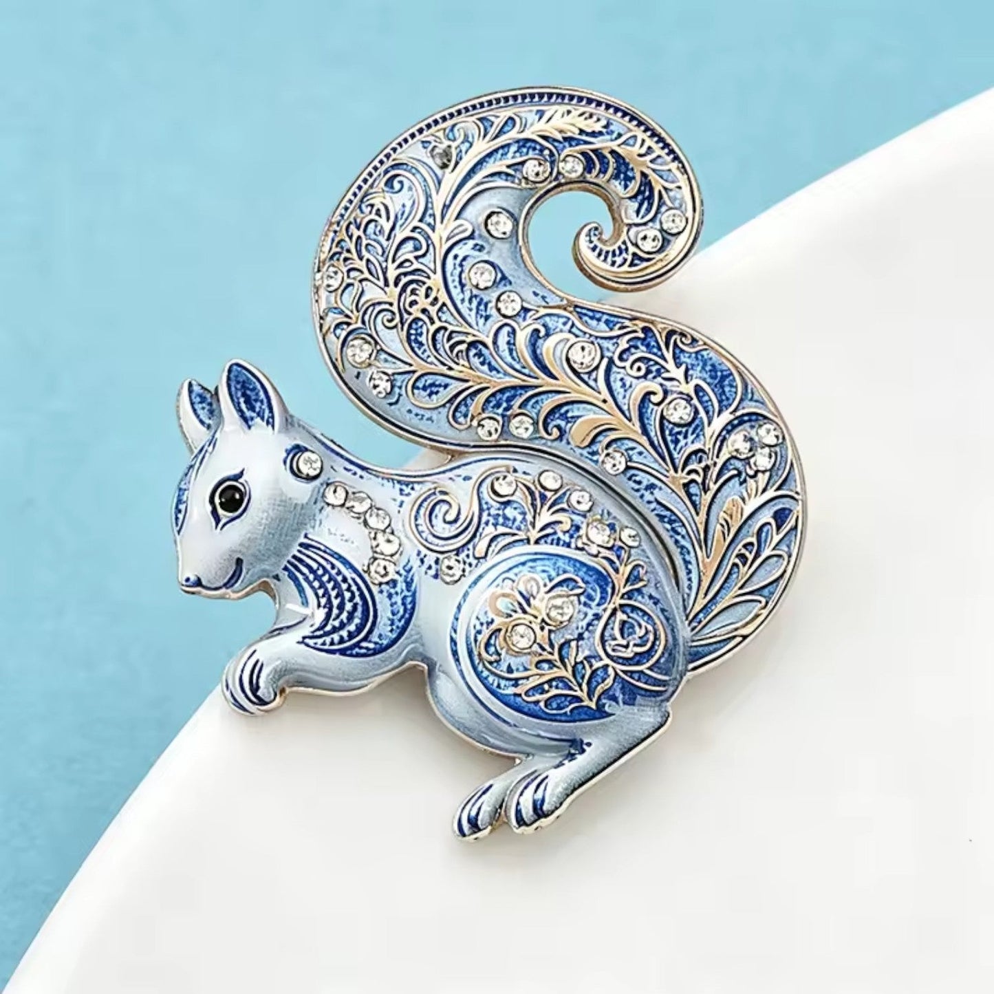 Eichhörnchen Brosche blau silber blauer Hintergrund auf Tasse