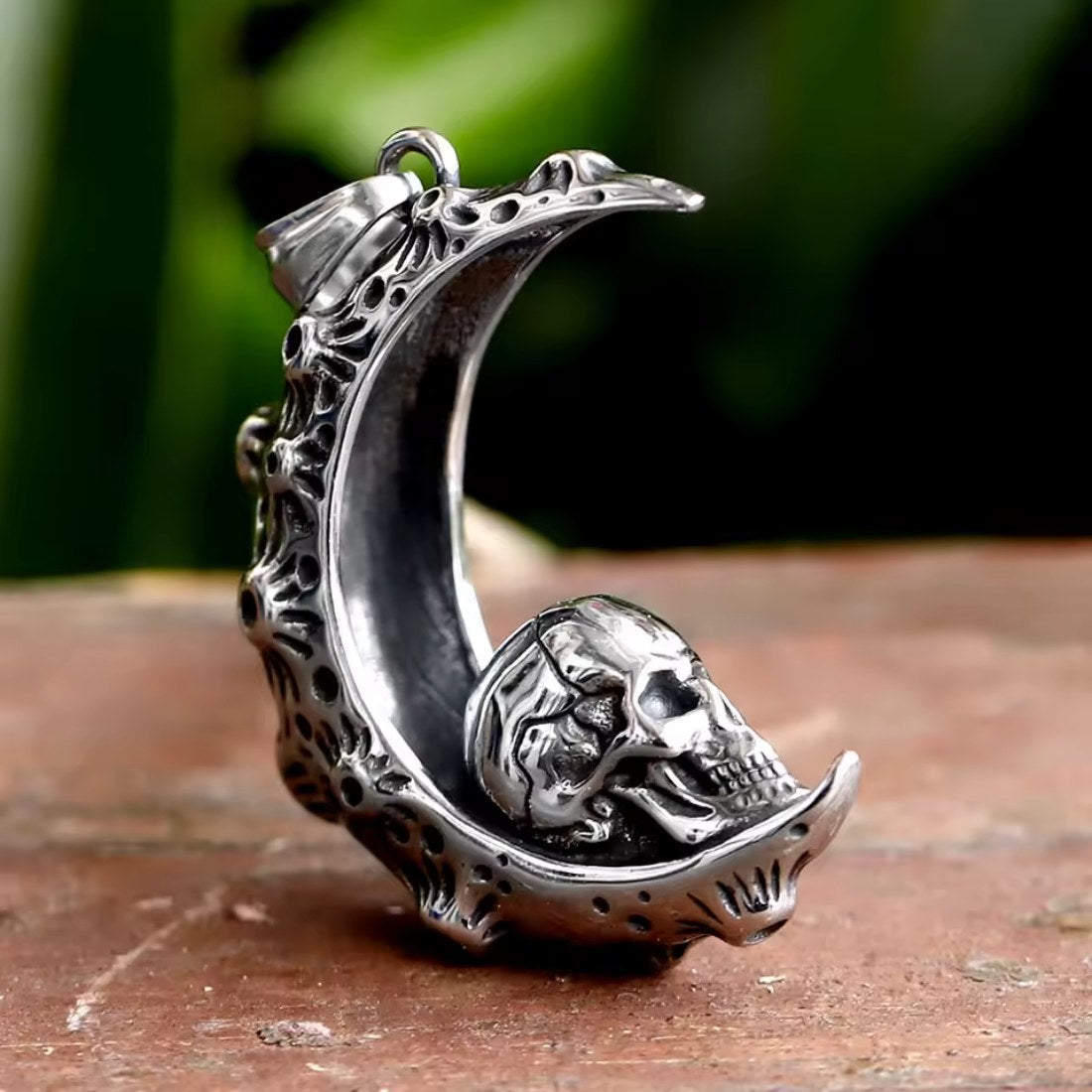 Totenkopf Anhänger mit Mond aus Edelstahl