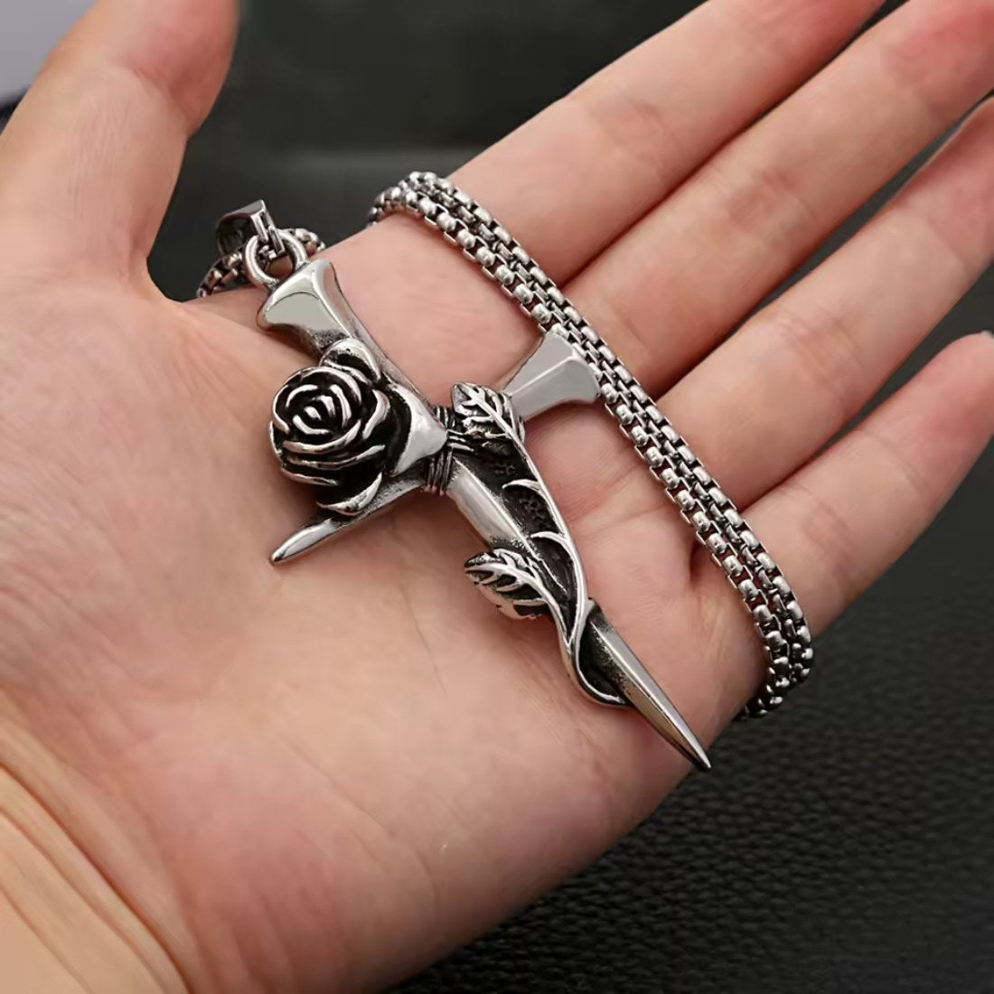 Romantisch Schwert Anhänger mit Rose Edelstahl