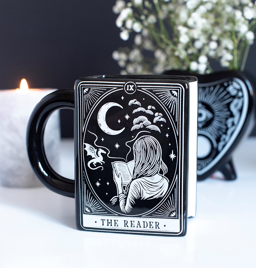 The Reader Tarot Keramiktasse – Lifestyle mit Kerze & Blumen