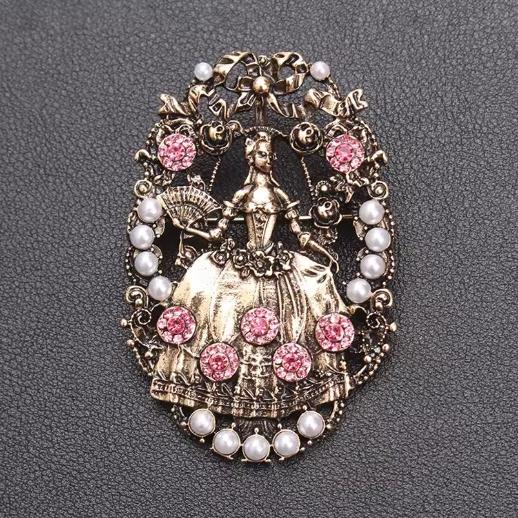 Große Brosche mit "Lady mit Fächer" barock in goldfarben