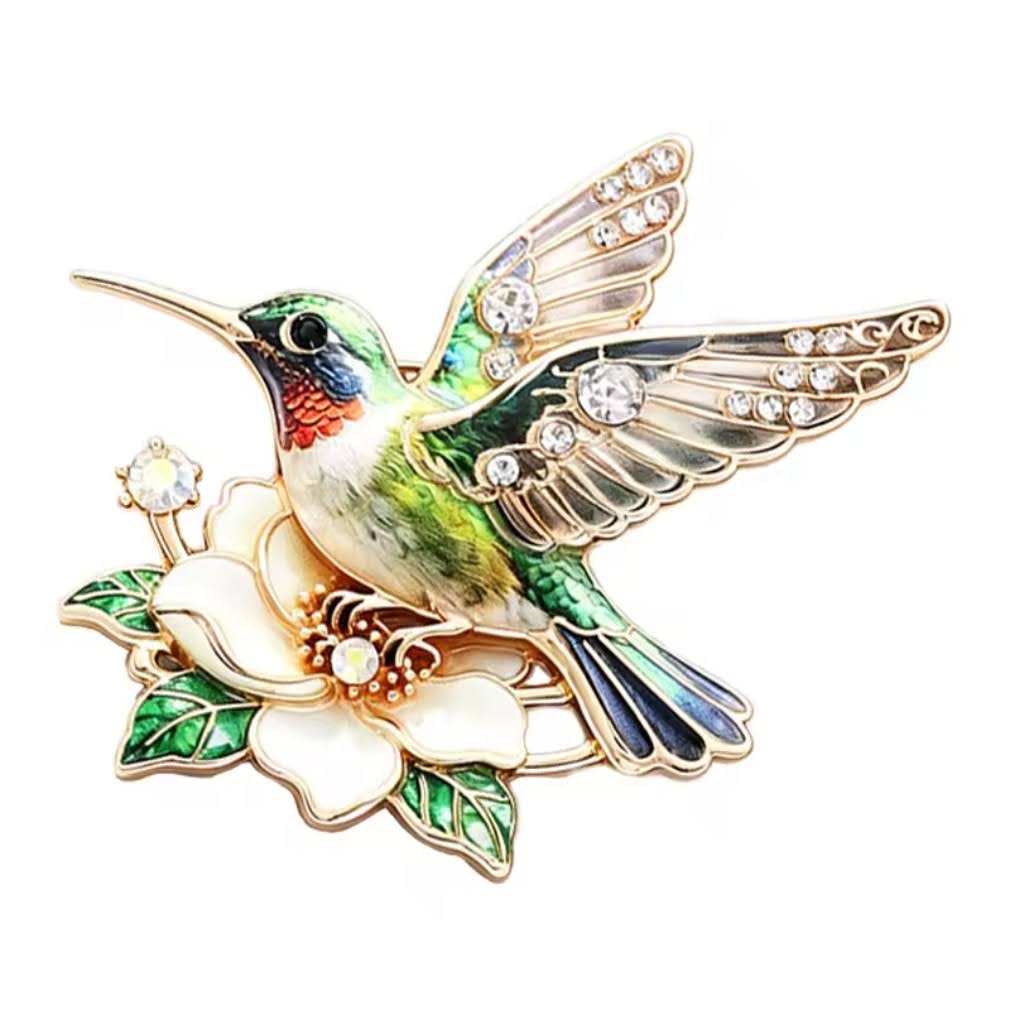 Kolibri-Brosche grün mit weißer Blüte und Strass auf weißem Hintergrund