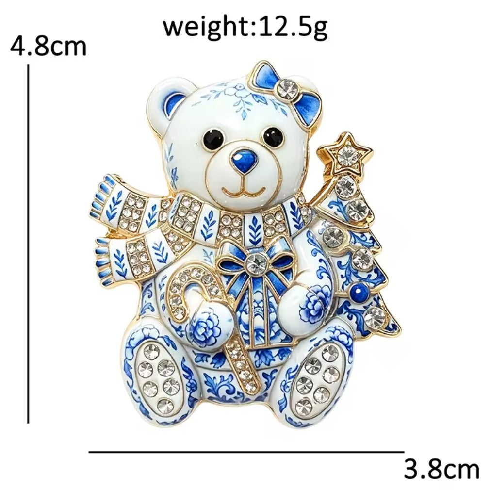 Weihnachtsbrosche Bär Porzellan-Stil – Maßangaben 4,8 x 3,8 cm, 12,5 g