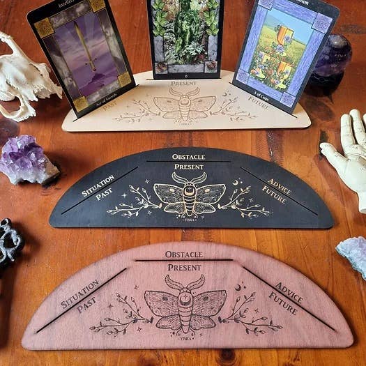 Drei Karten Moth Tarotständer