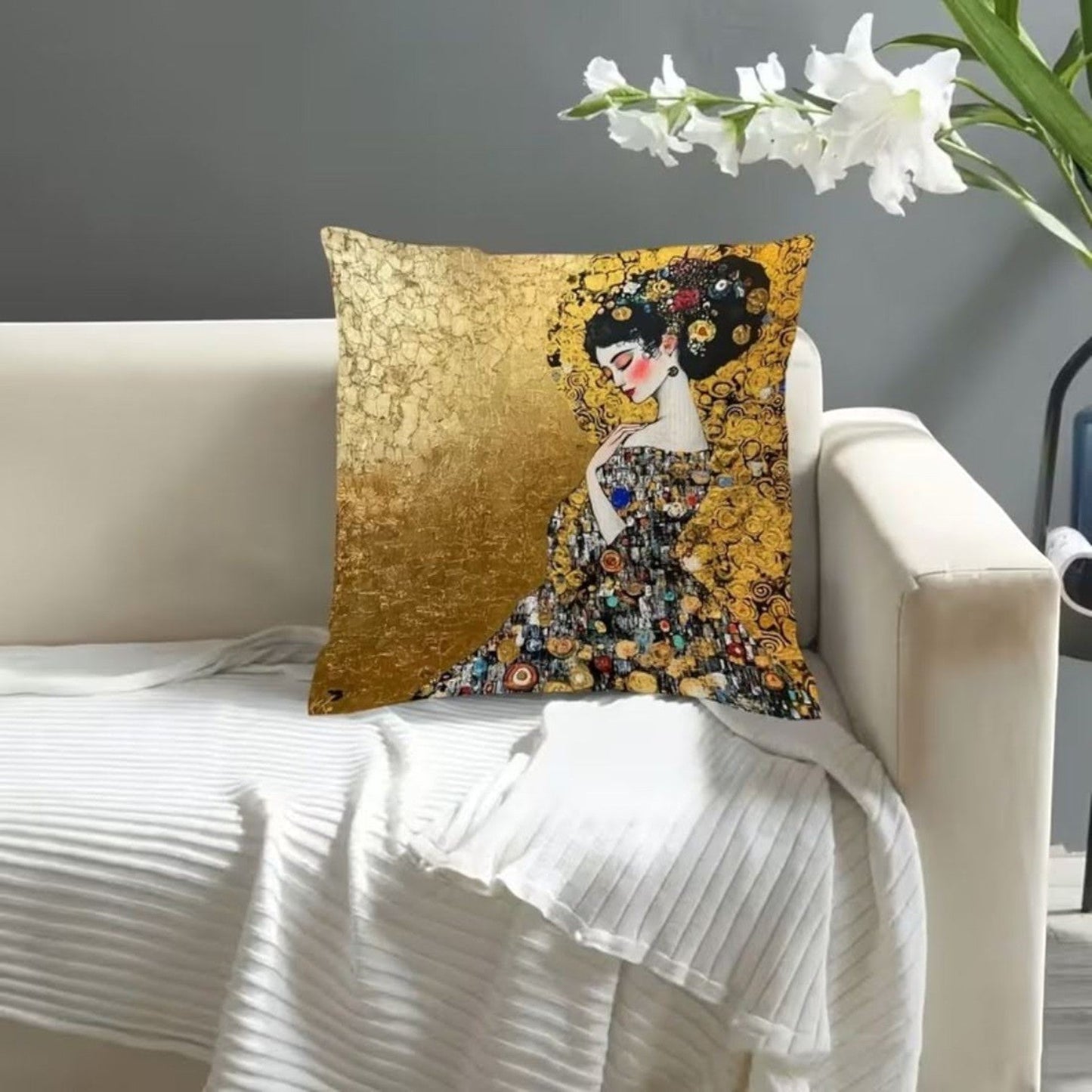 Dekokissen Golden Lady Klimt – Lifestyle Vintage Sessel mit Tapete