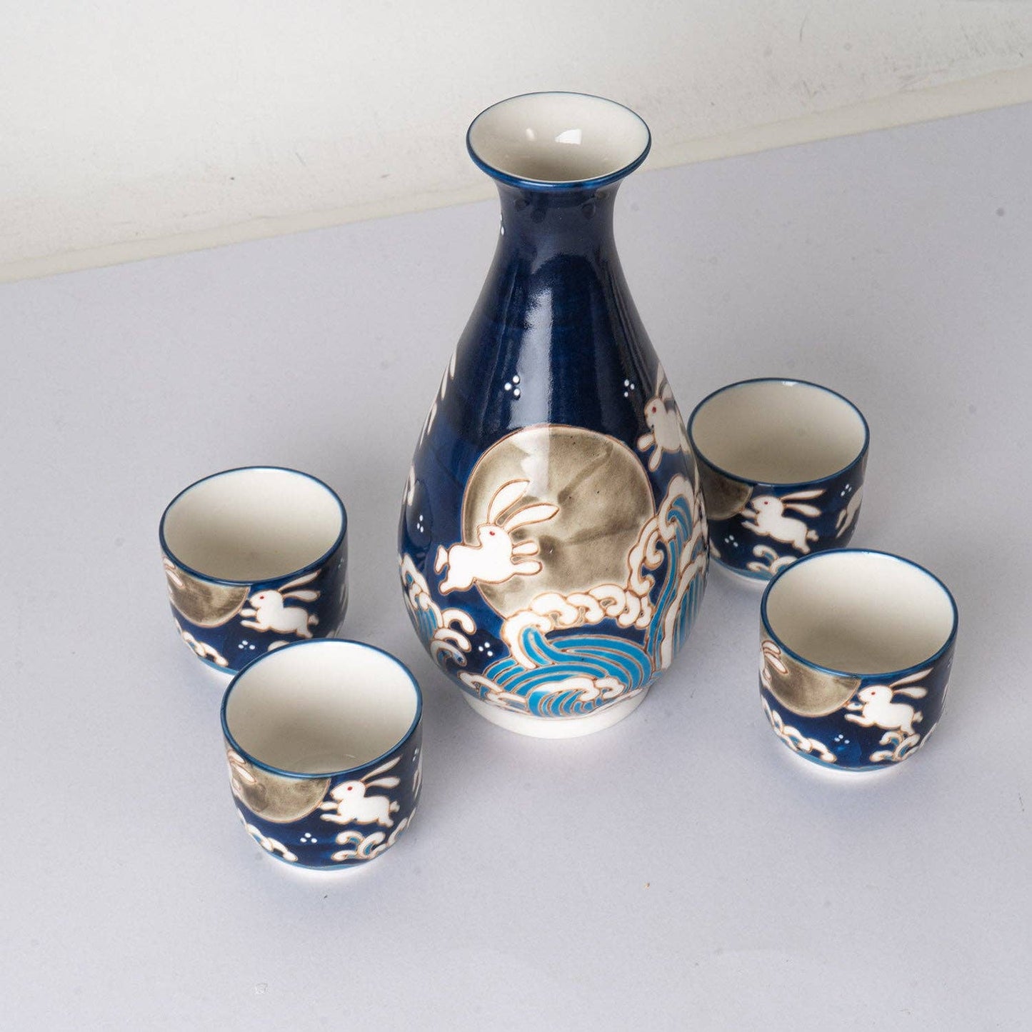 Japanisches Sake-Set „Mondkaninchen & Wellen“ – 5-teiliges Porzellan-Ensemble