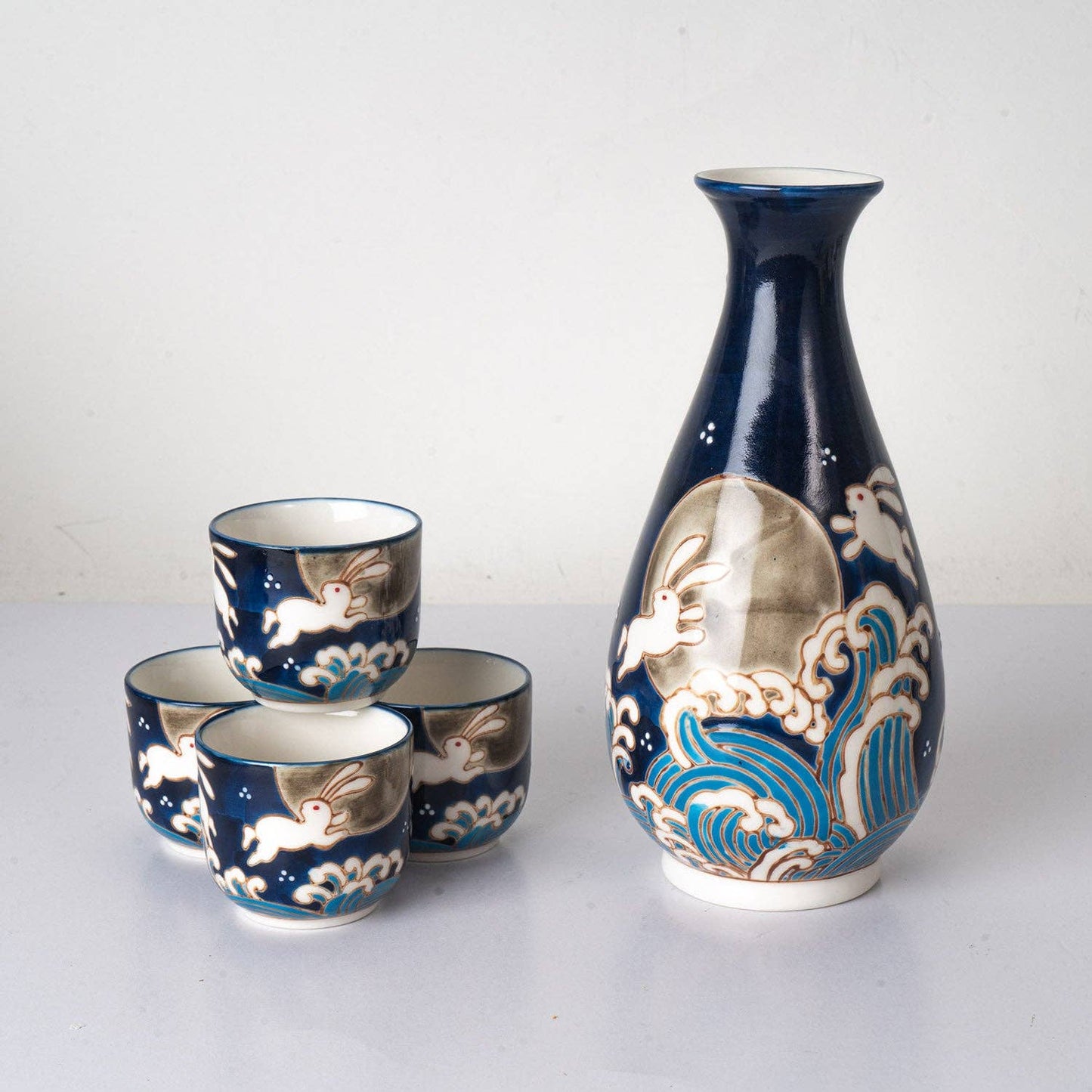 Japanisches Sake-Set „Mondkaninchen & Wellen“ – 5-teiliges Porzellan-Ensemble