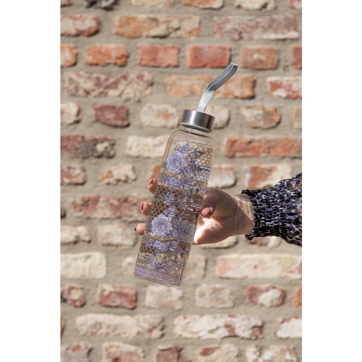 Glasflasche 650 ml Blumenmotiv – Lifestyle Backsteinwand