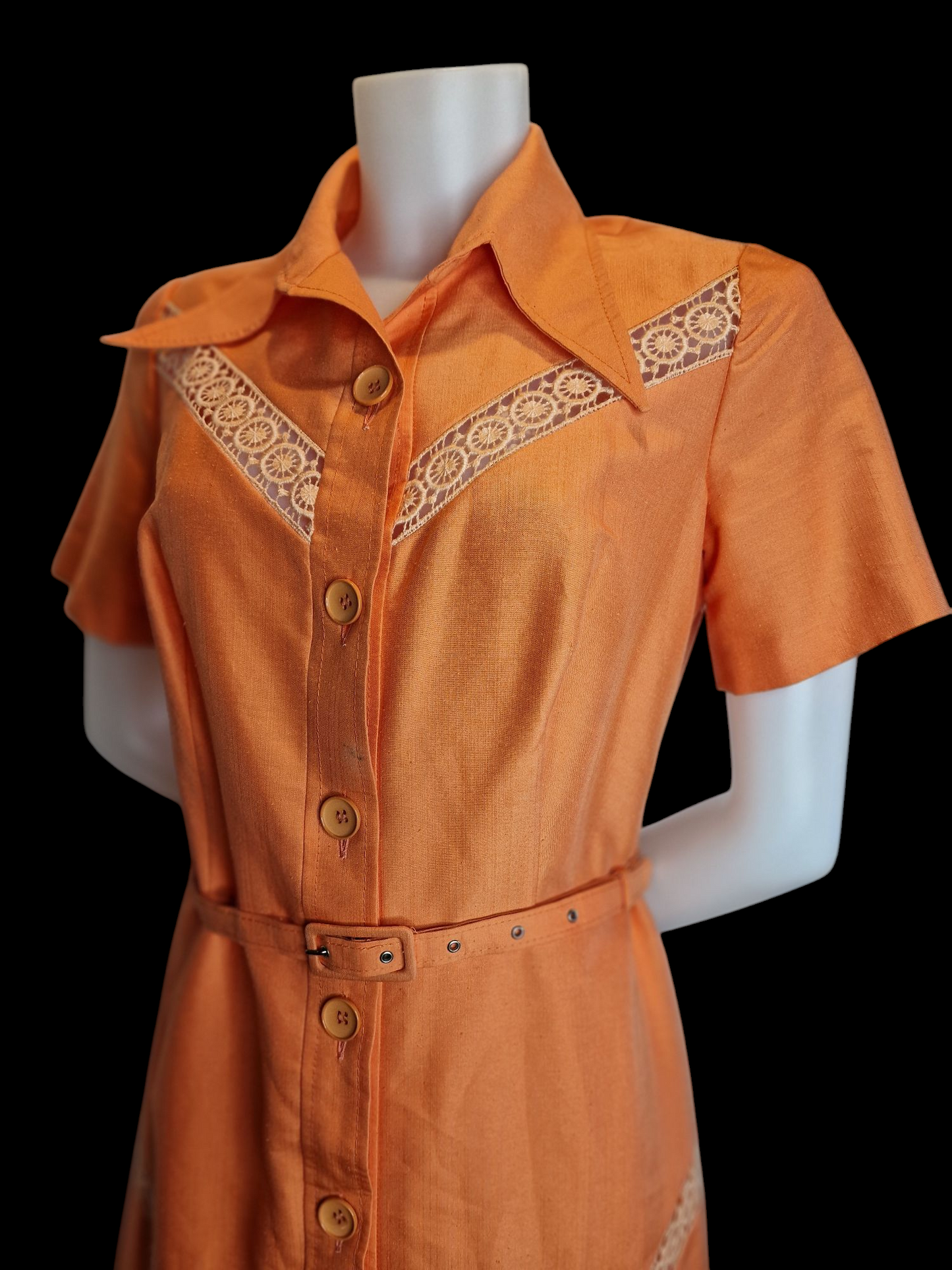 Vintage Kleid in Apricot mit Spitzendetails und Gürtel 70er M