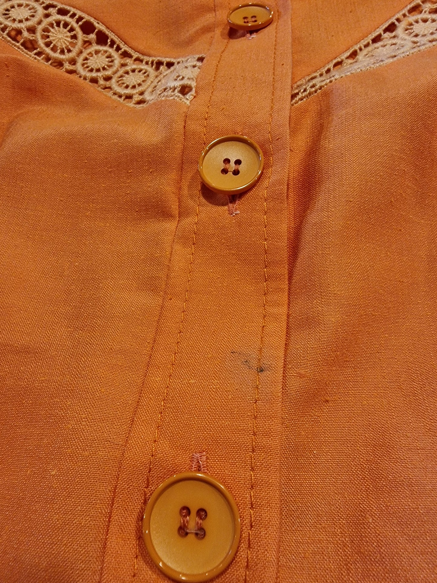 Vintage Kleid in Apricot mit Spitzendetails und Gürtel 70er M