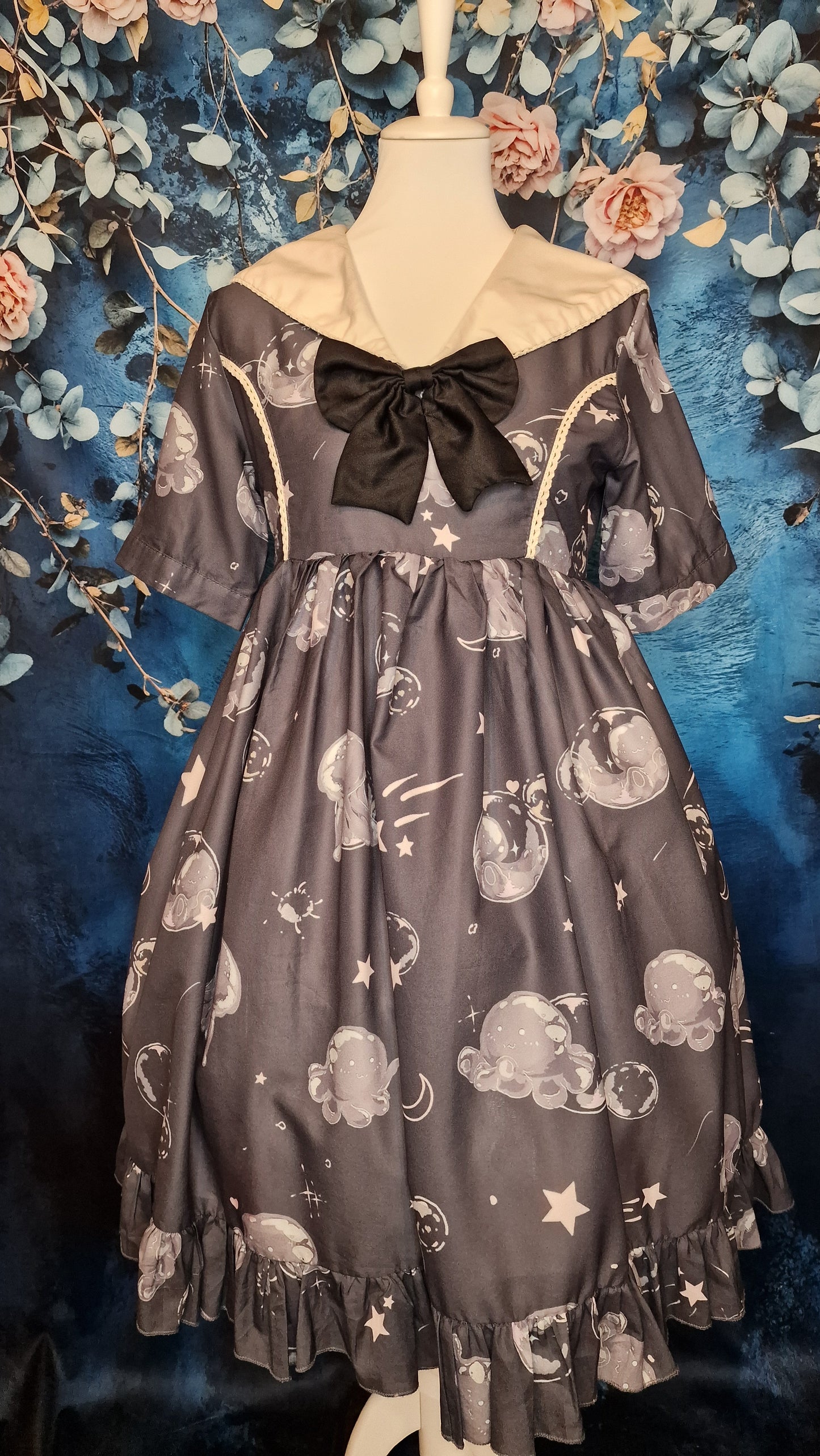 Gothic Lolita Kleid mit Schleife und großem Matrosenkragen