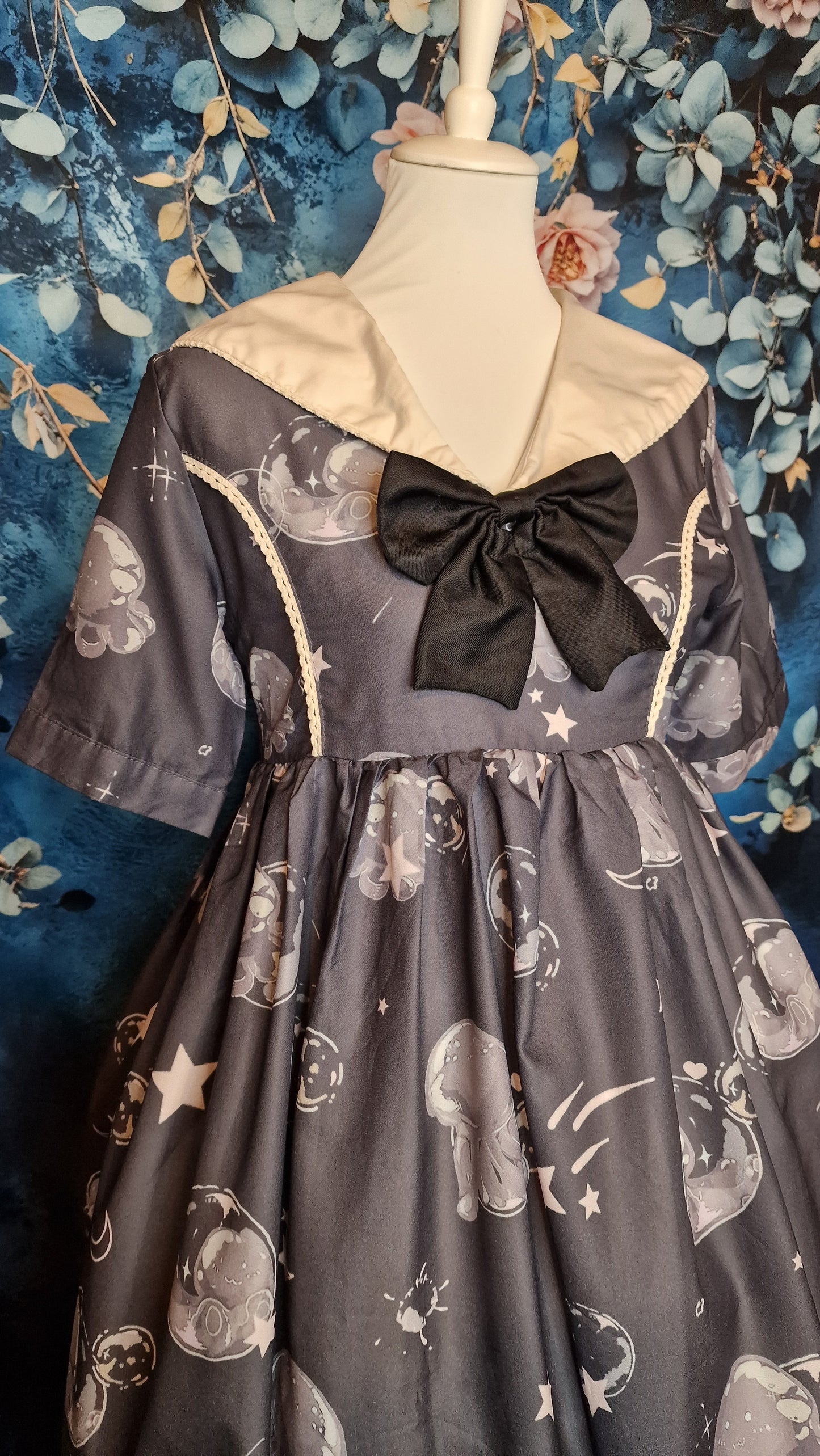 Gothic Lolita Kleid mit Schleife und großem Matrosenkragen