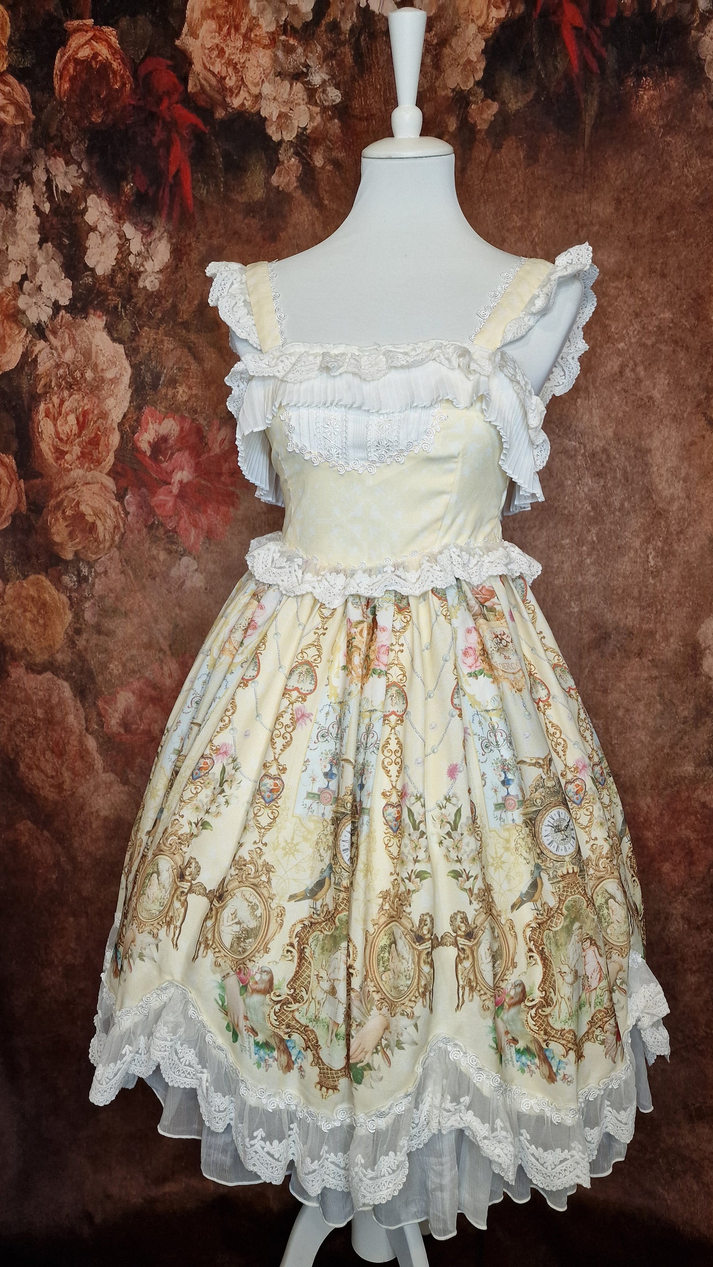 Nostalgisches Lolita Kleid mit barockem Muster und viel Spitze