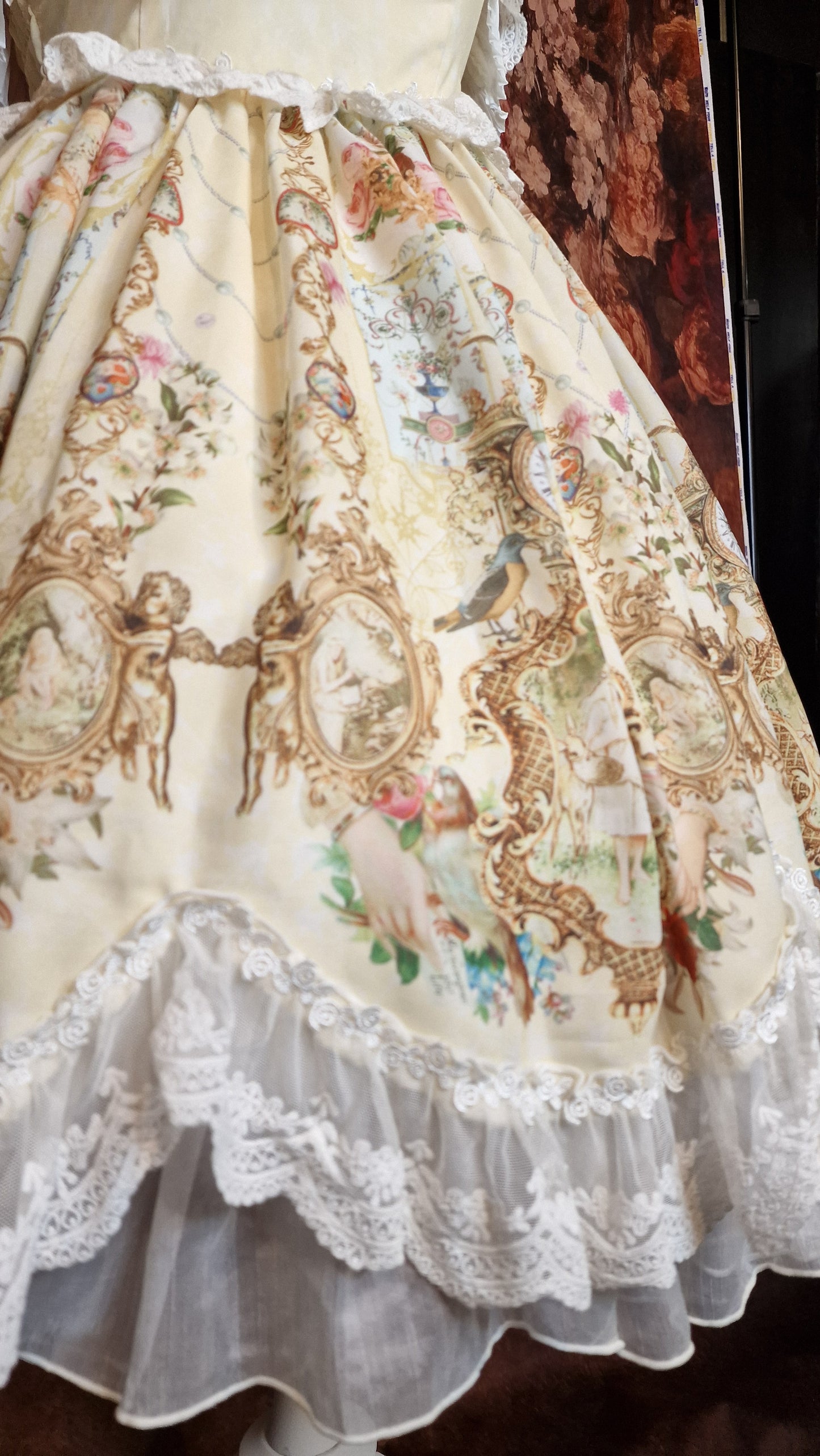 Nostalgisches Lolita Kleid mit barockem Muster und viel Spitze