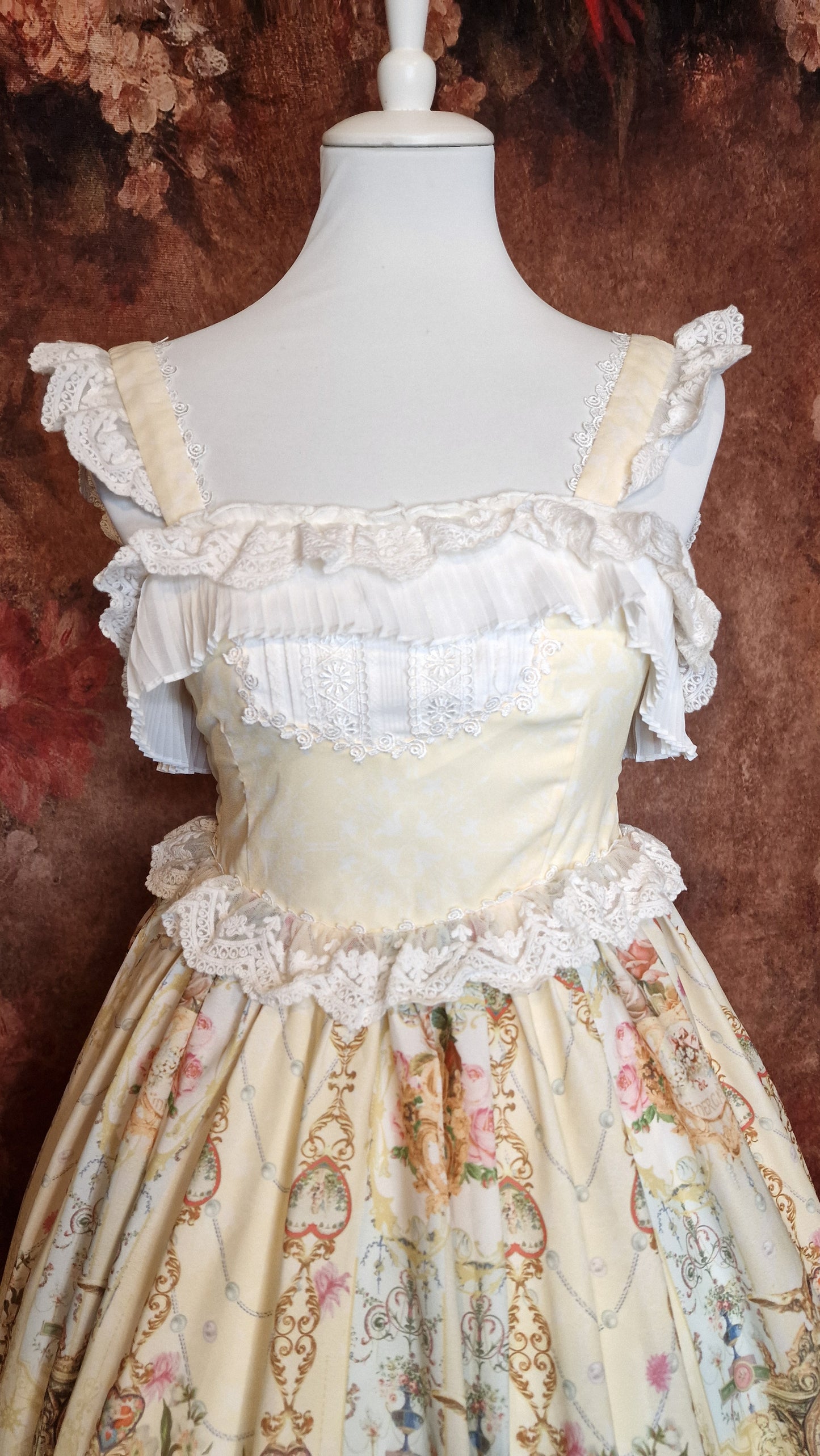 Nostalgisches Lolita Kleid mit barockem Muster und viel Spitze