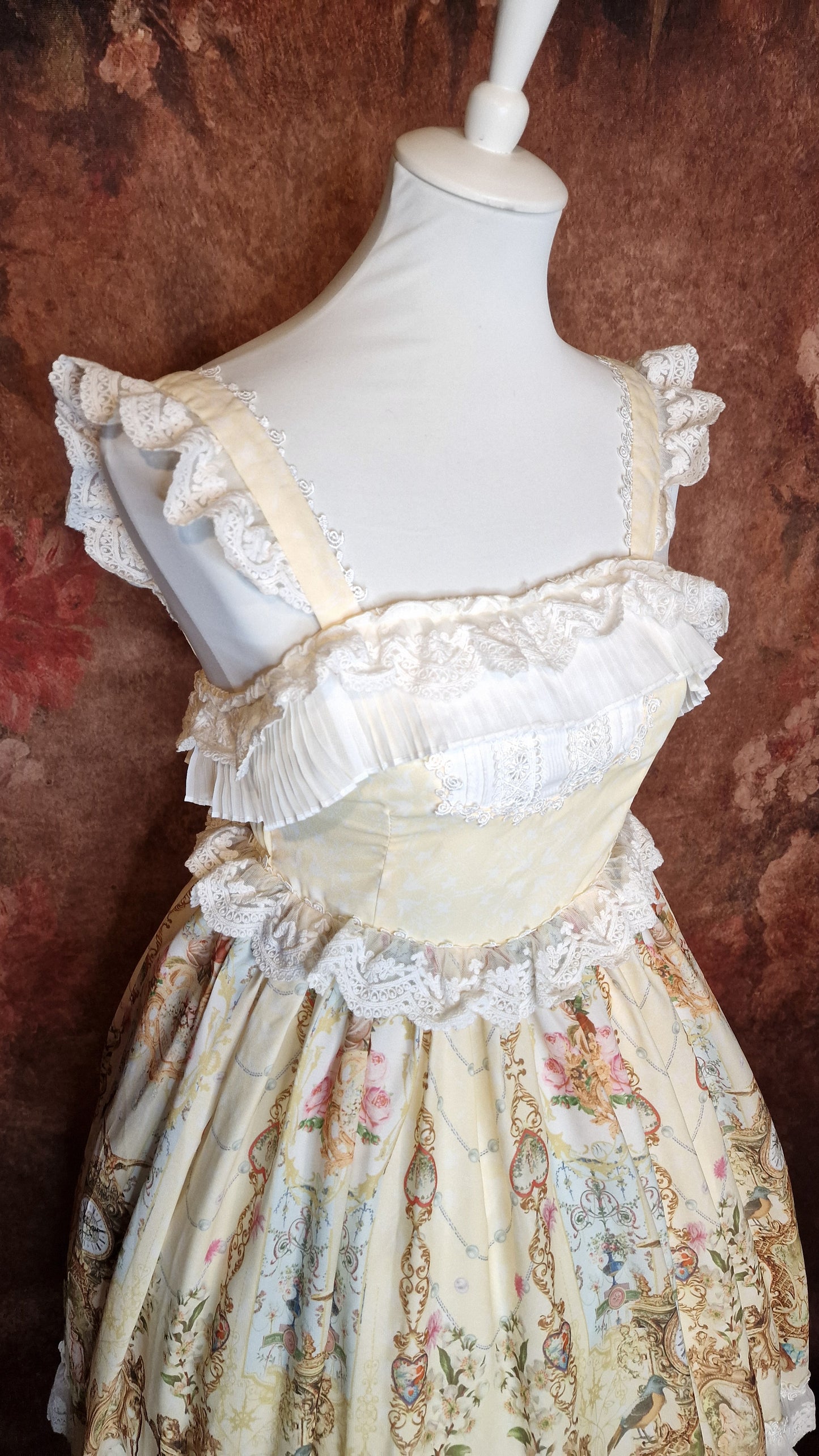 Nostalgisches Lolita Kleid mit barockem Muster und viel Spitze