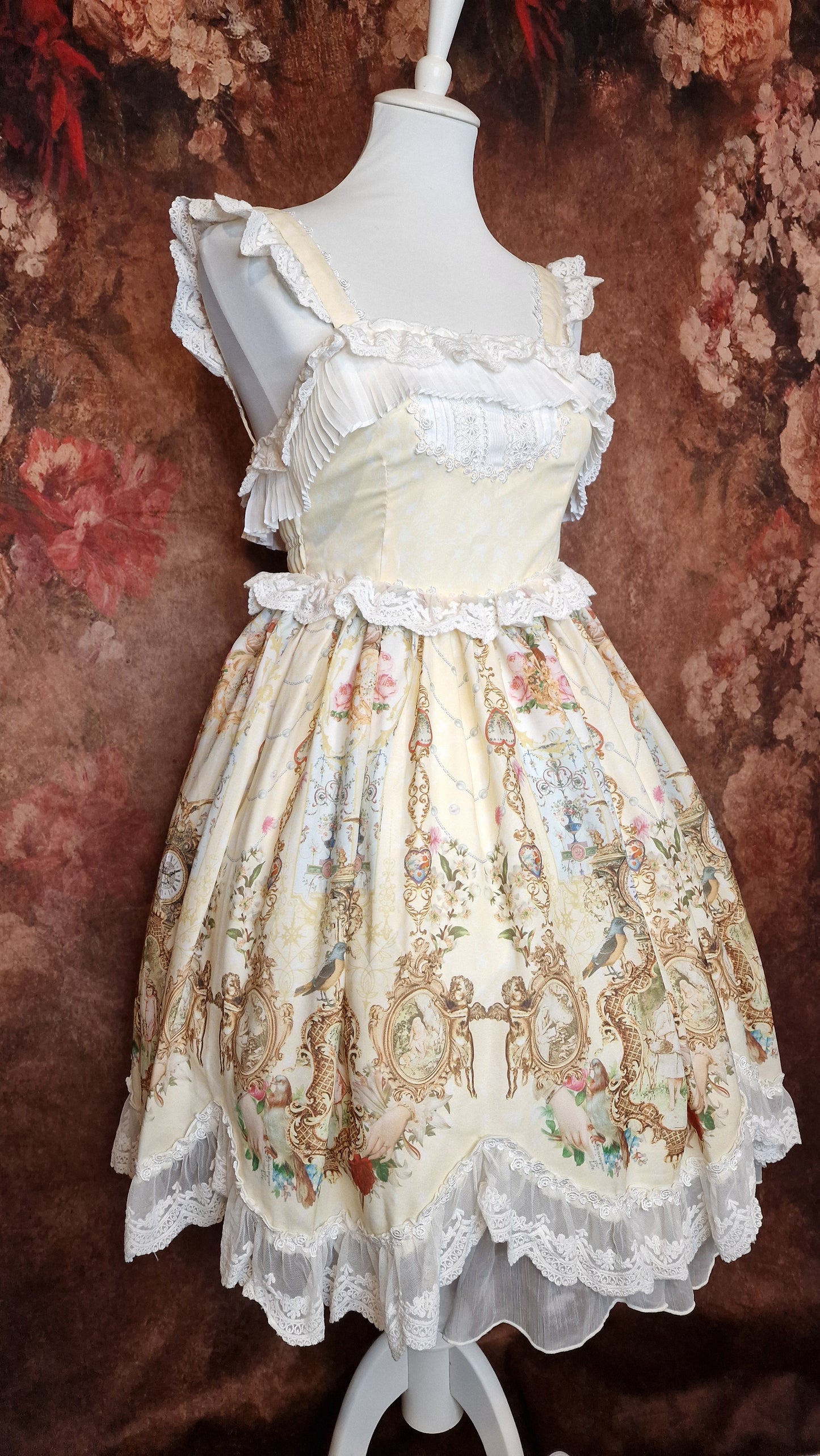 Nostalgisches Lolita Kleid mit barockem Muster und viel Spitze