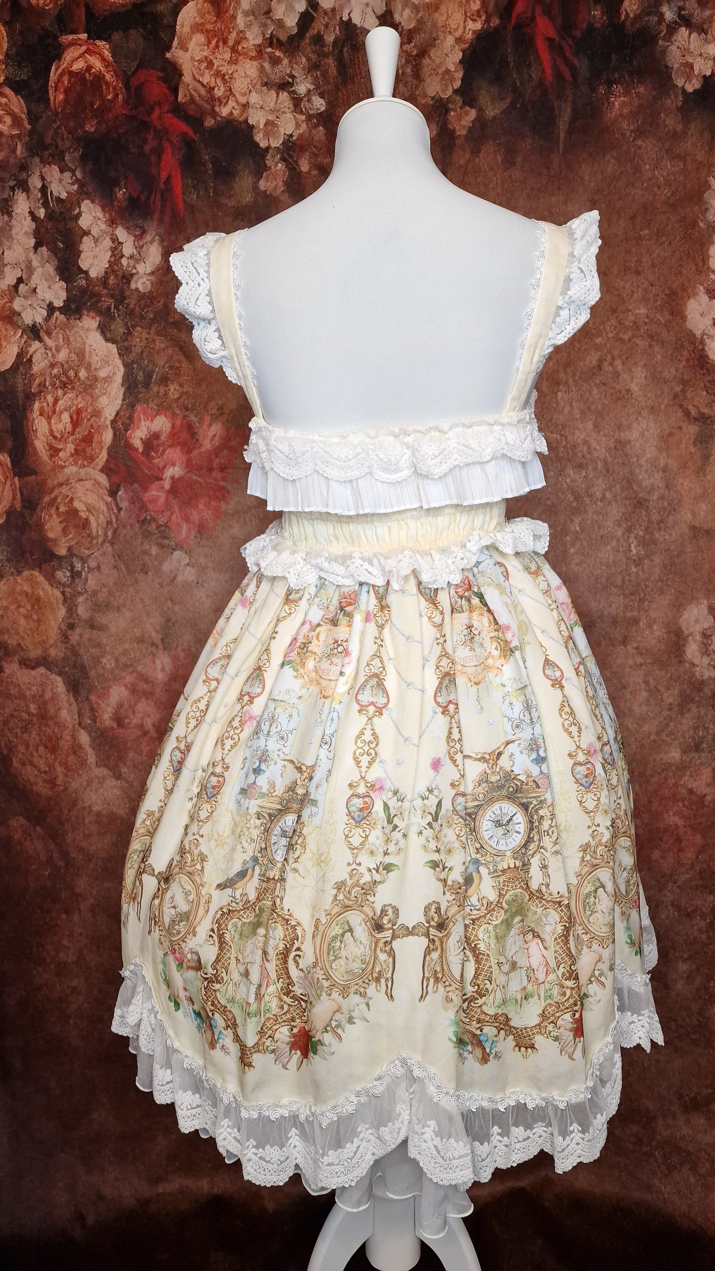 Nostalgisches Lolita Kleid mit barockem Muster und viel Spitze