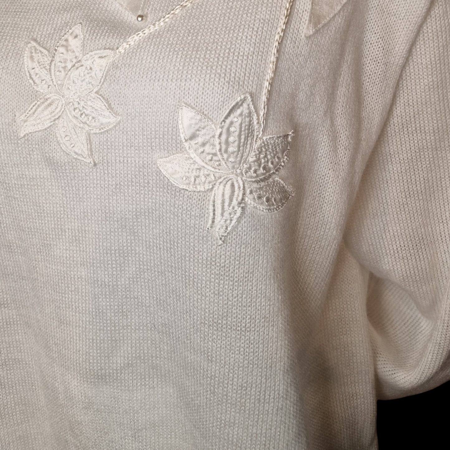 Vintage Pullover mit Blumen Applikation in cremeweiß Gr. M