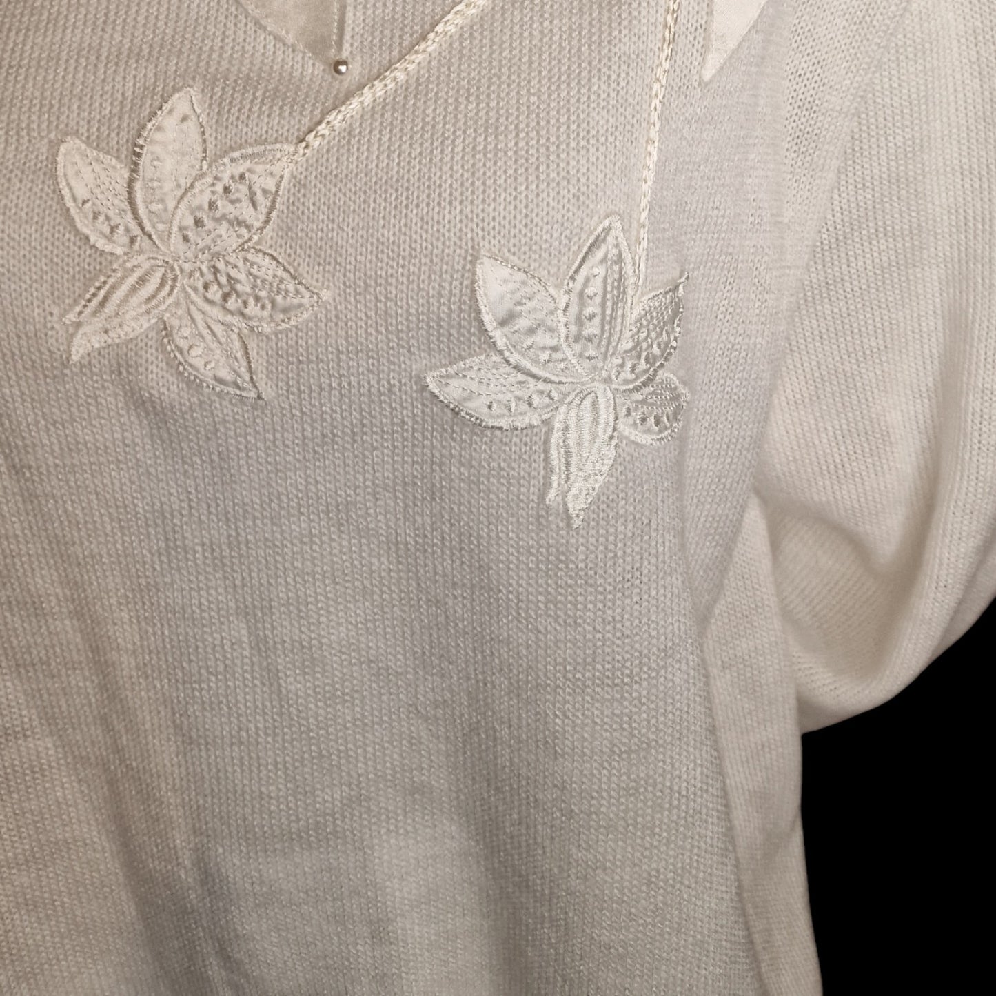 Vintage Pullover mit Blumen Applikation in cremeweiß Gr. M