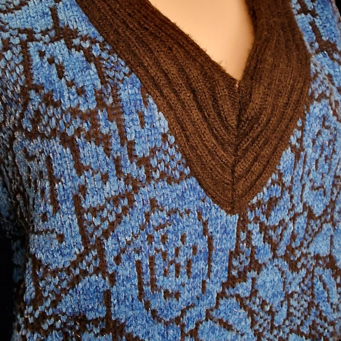 Kult 80er Vintage Strickpullover Blau-schwarz mit V-Ausschnitt Blumenmuster L