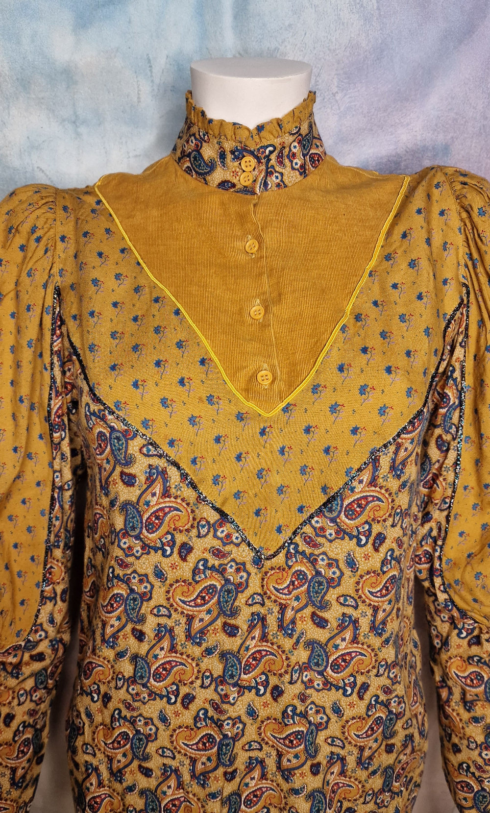 Vintage Bluse Paisley Senfgelb - Puffärmel & Stehkragen / La Femme Pierre Jacques