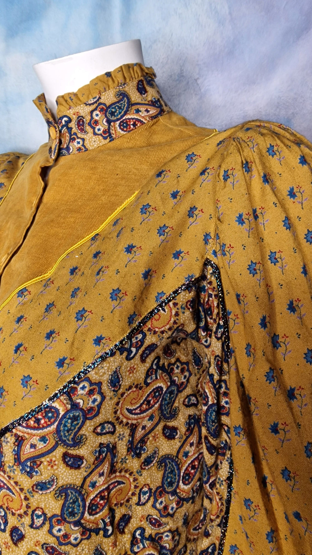 Vintage Bluse Paisley Senfgelb - Puffärmel & Stehkragen / La Femme Pierre Jacques