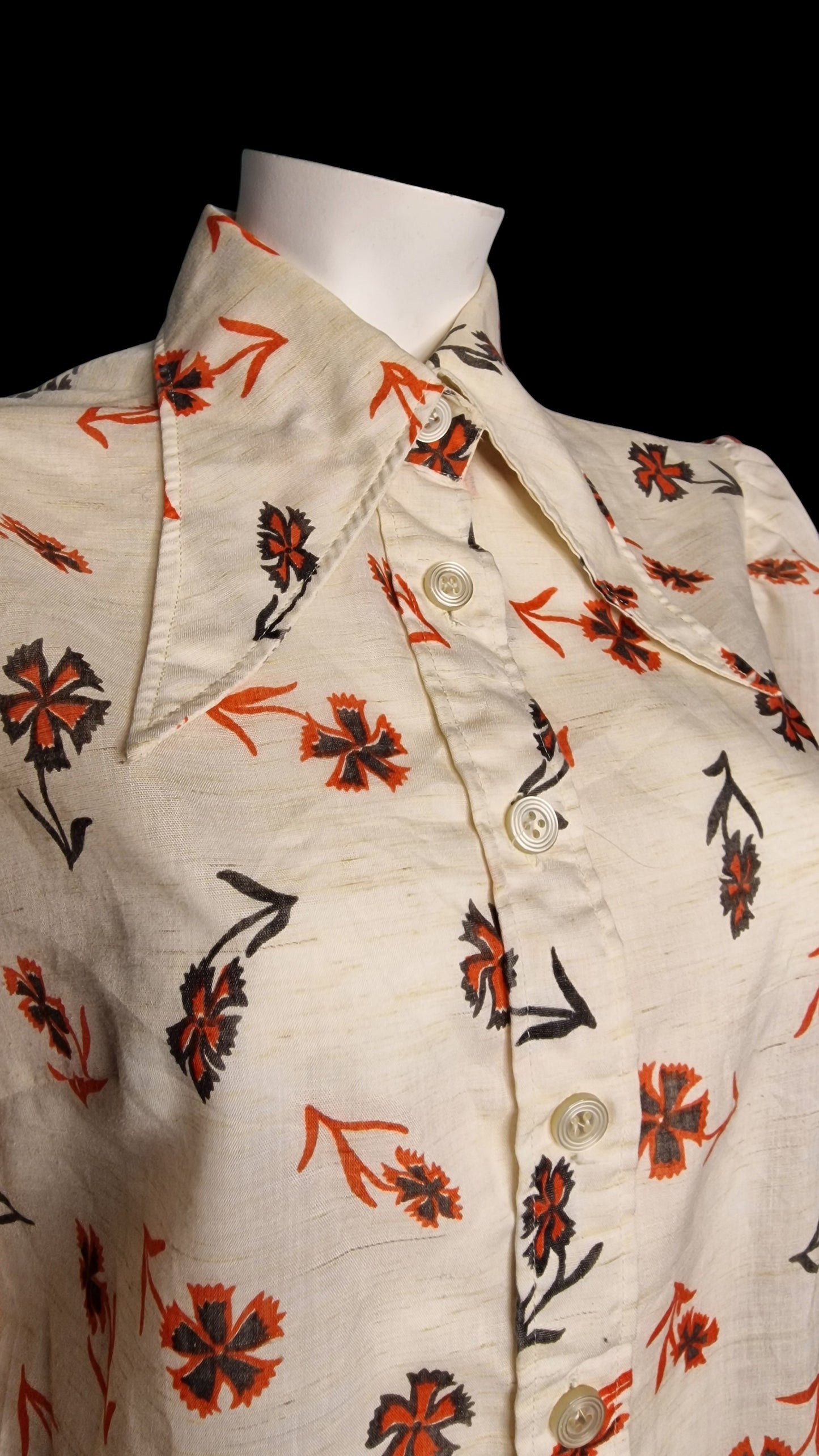True Vintage Bluse Creme mit Nelkenmuster in Orange Braun 70er M