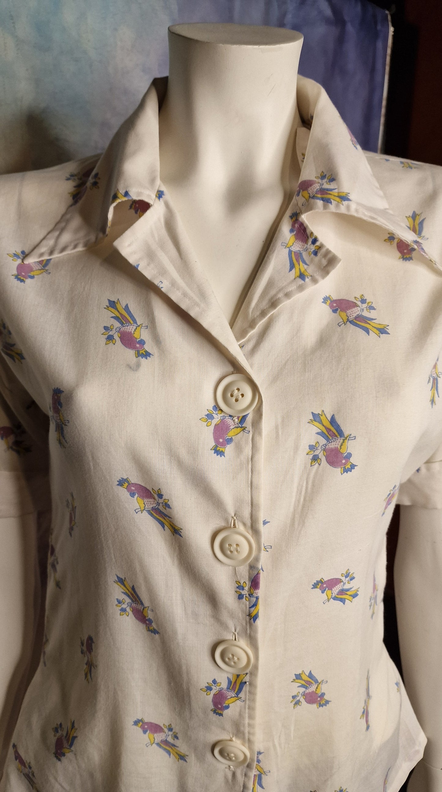 🌸 Charmante 70er Vintage-Bluse mit buntem Floral-Print & Reverskragen 🌸