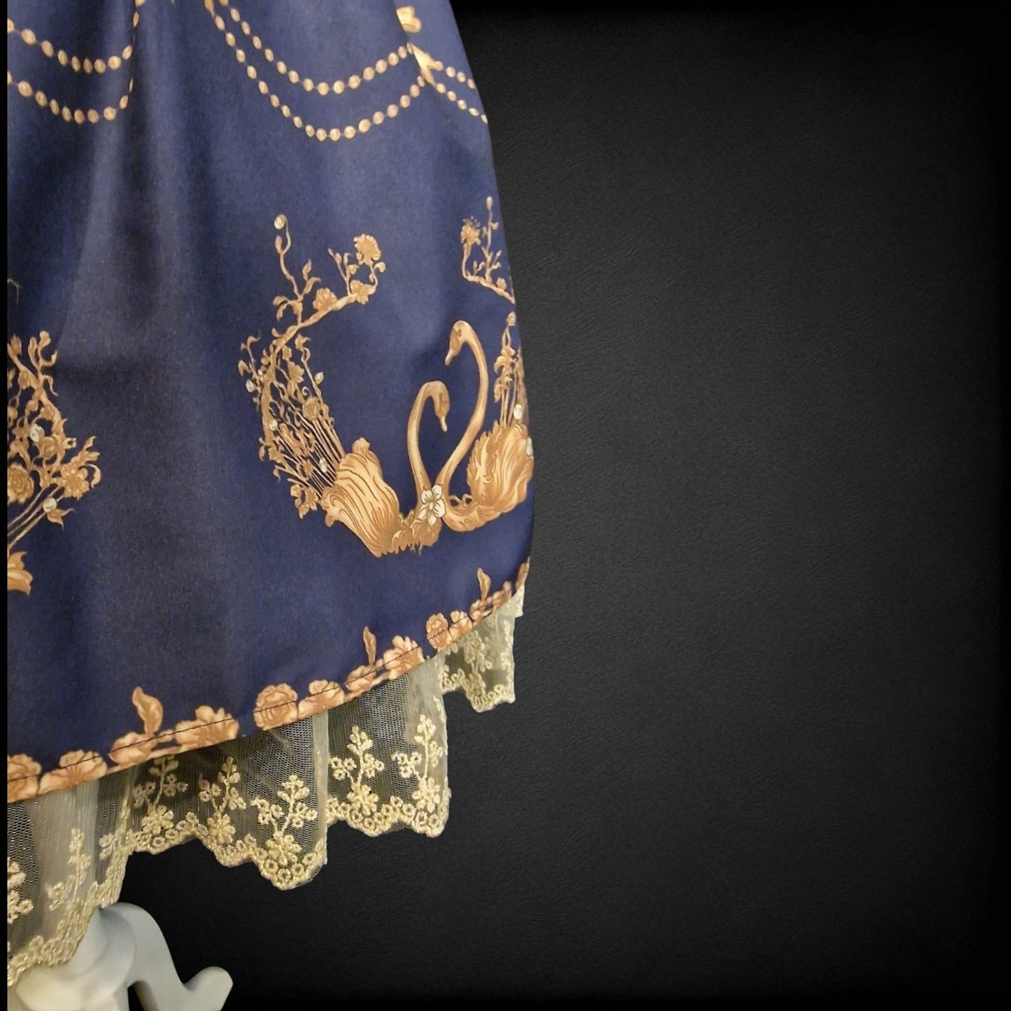 Classic Lolita Kleid Halter-JSK To Alice „Swan Crown“ Marineblau Gold mit Spitzenborte S