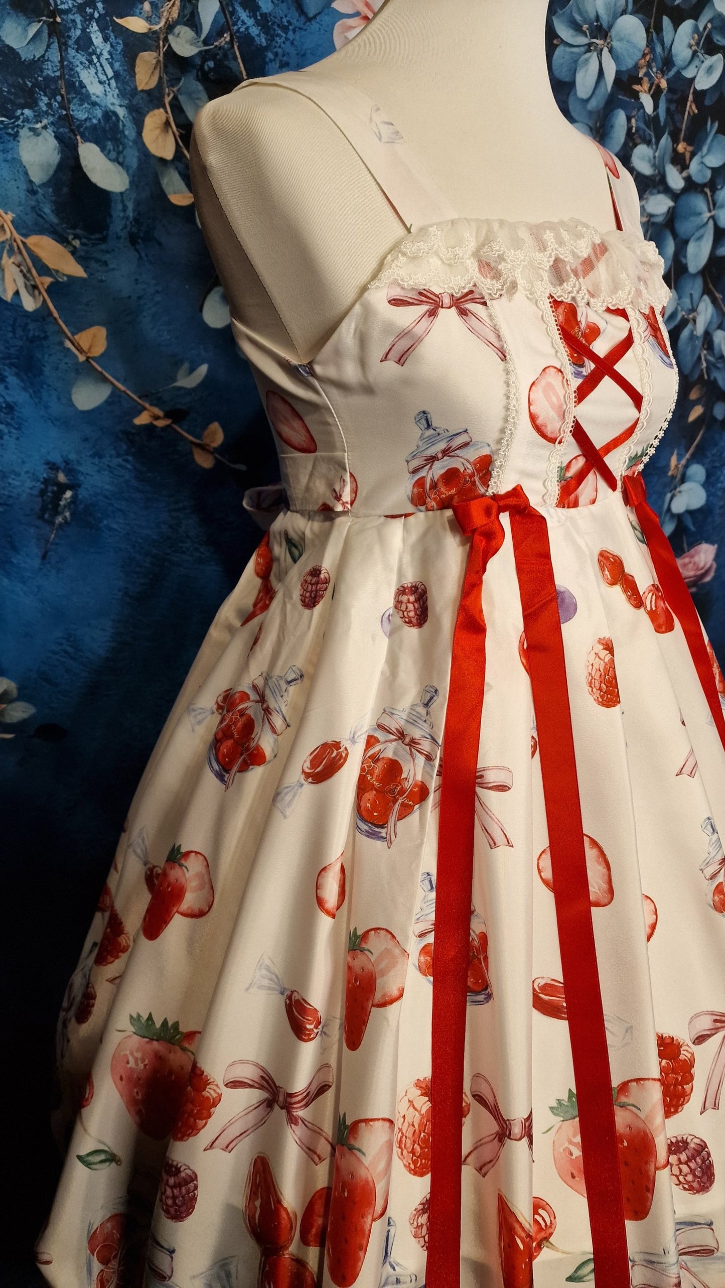 Langes Lolita Kleid von "One Strawberry" neu mit Rüschendetails weiß-rot M