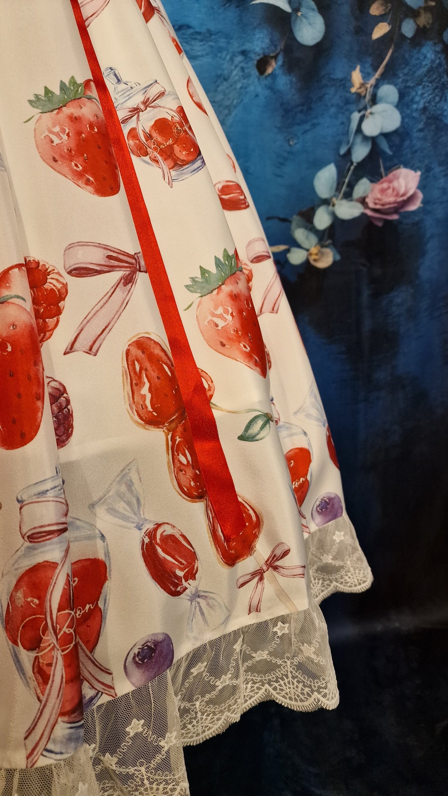 Langes Lolita Kleid von "One Strawberry" neu mit Rüschendetails weiß-rot M