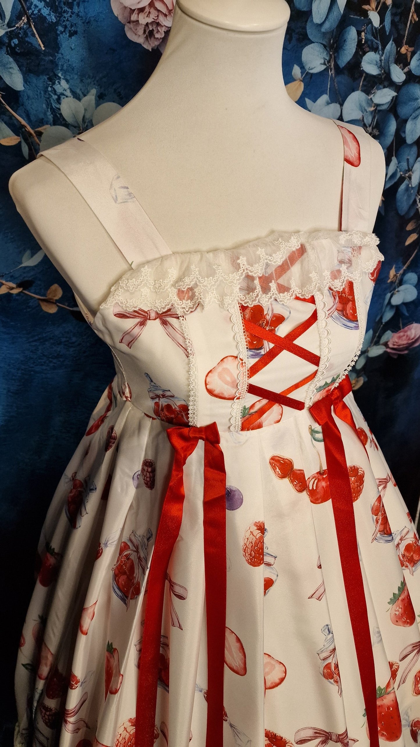 Langes Lolita Kleid von "One Strawberry" neu mit Rüschendetails weiß-rot M