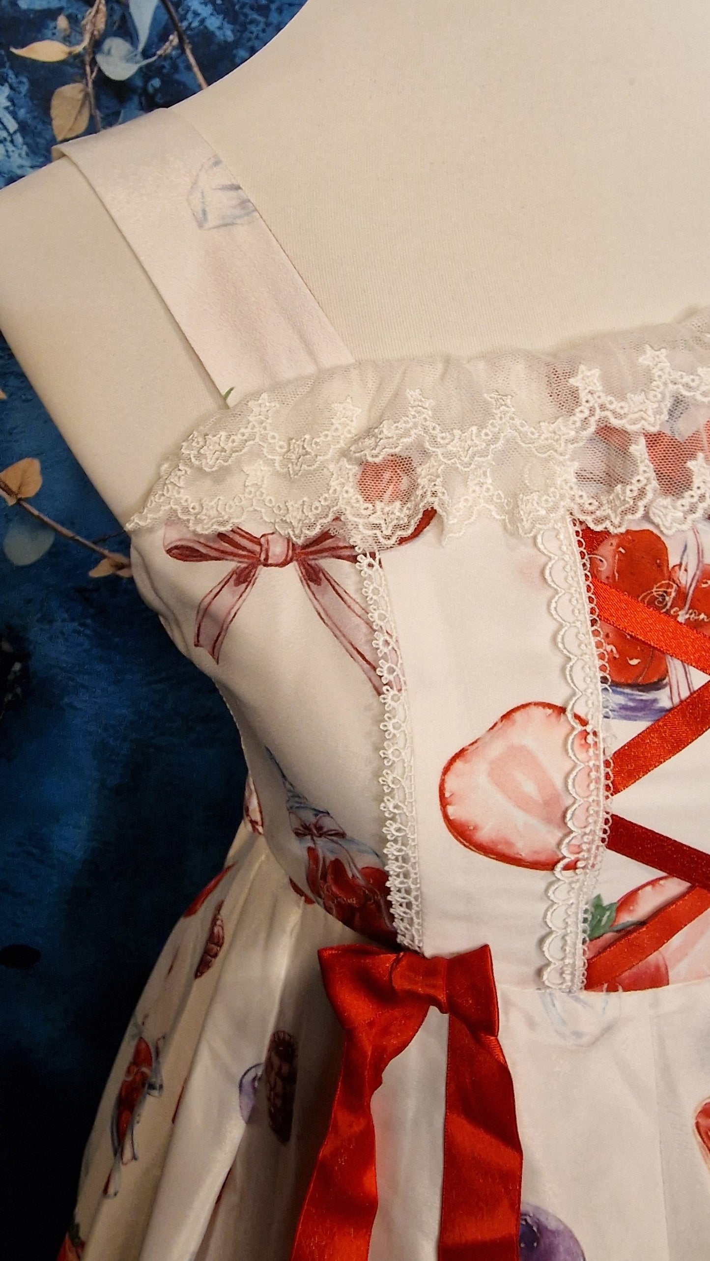 Langes Lolita Kleid von "One Strawberry" neu mit Rüschendetails weiß-rot M