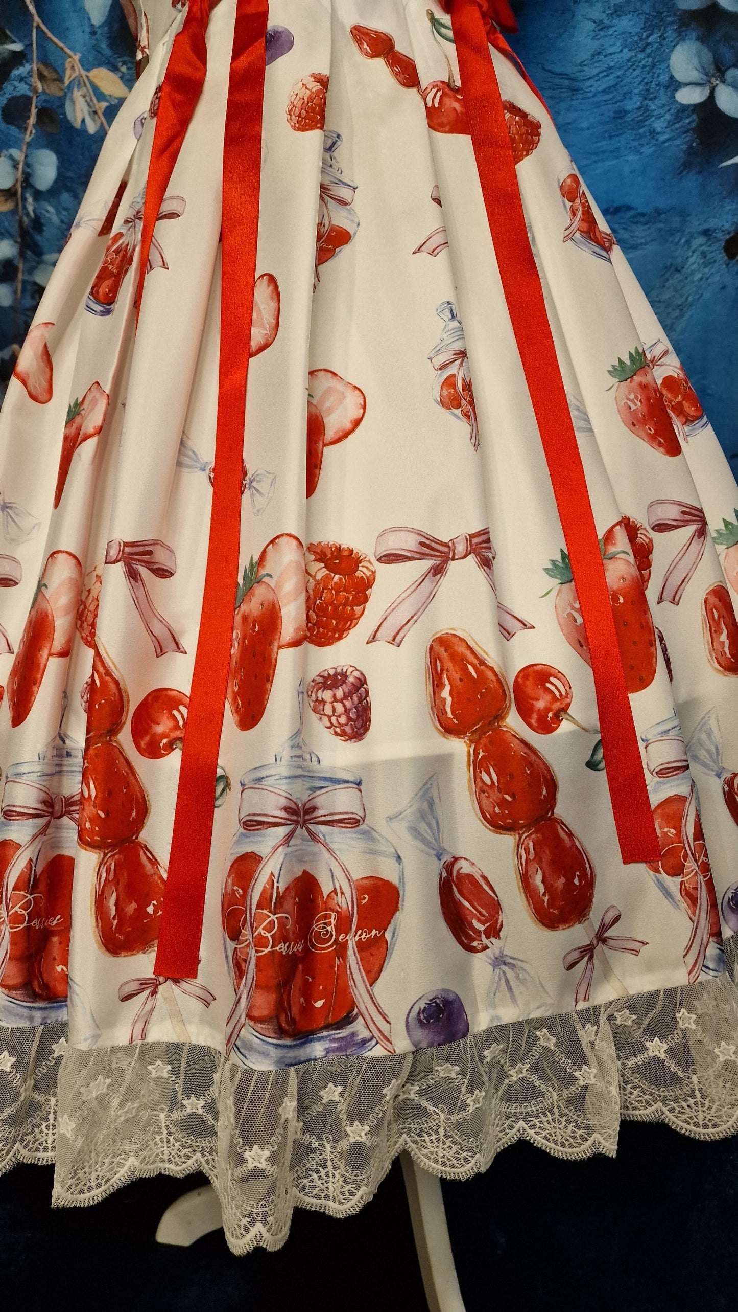 Langes Lolita Kleid von "One Strawberry" neu mit Rüschendetails weiß-rot M