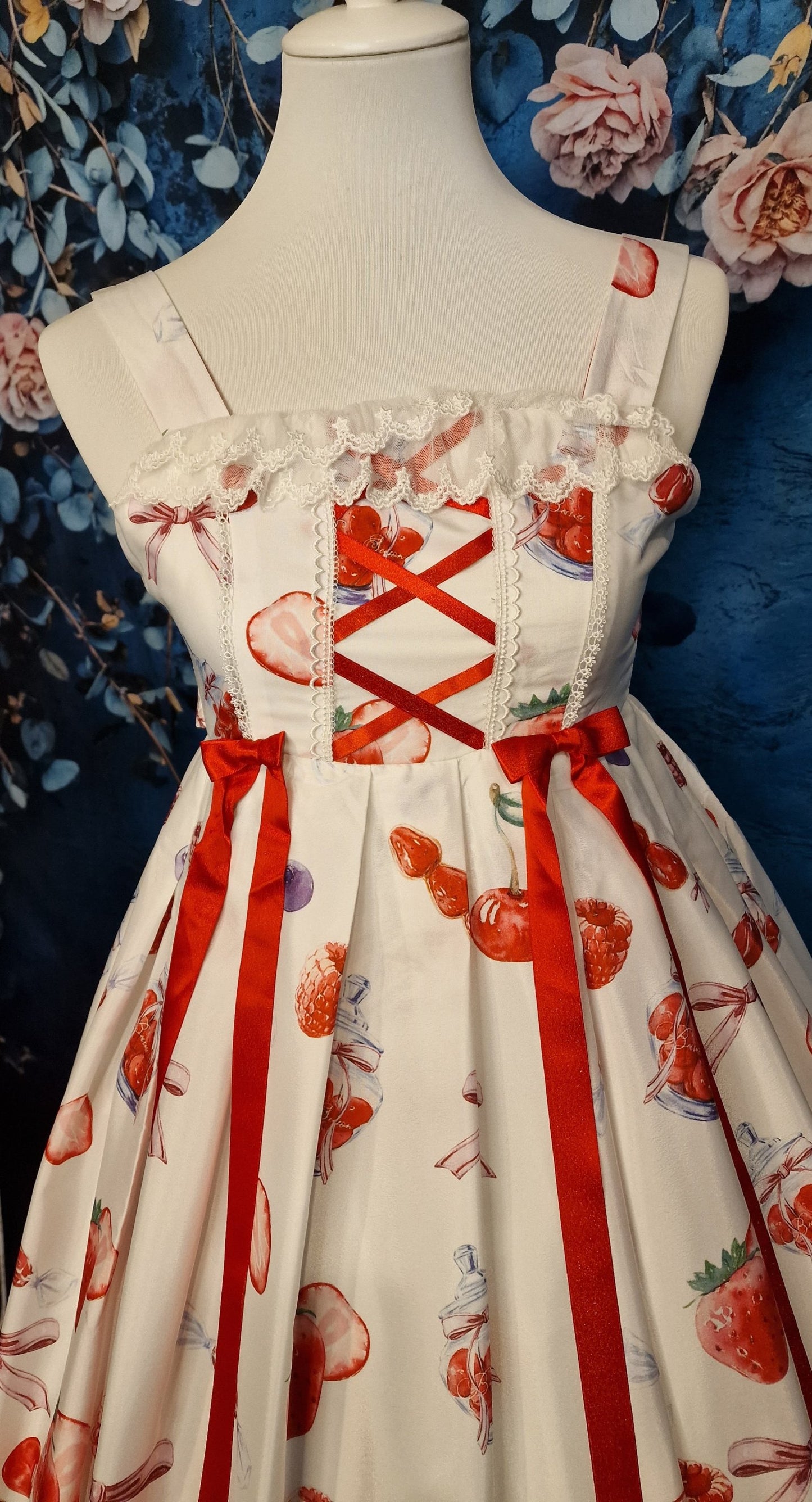 Langes Lolita Kleid von "One Strawberry" neu mit Rüschendetails weiß-rot M