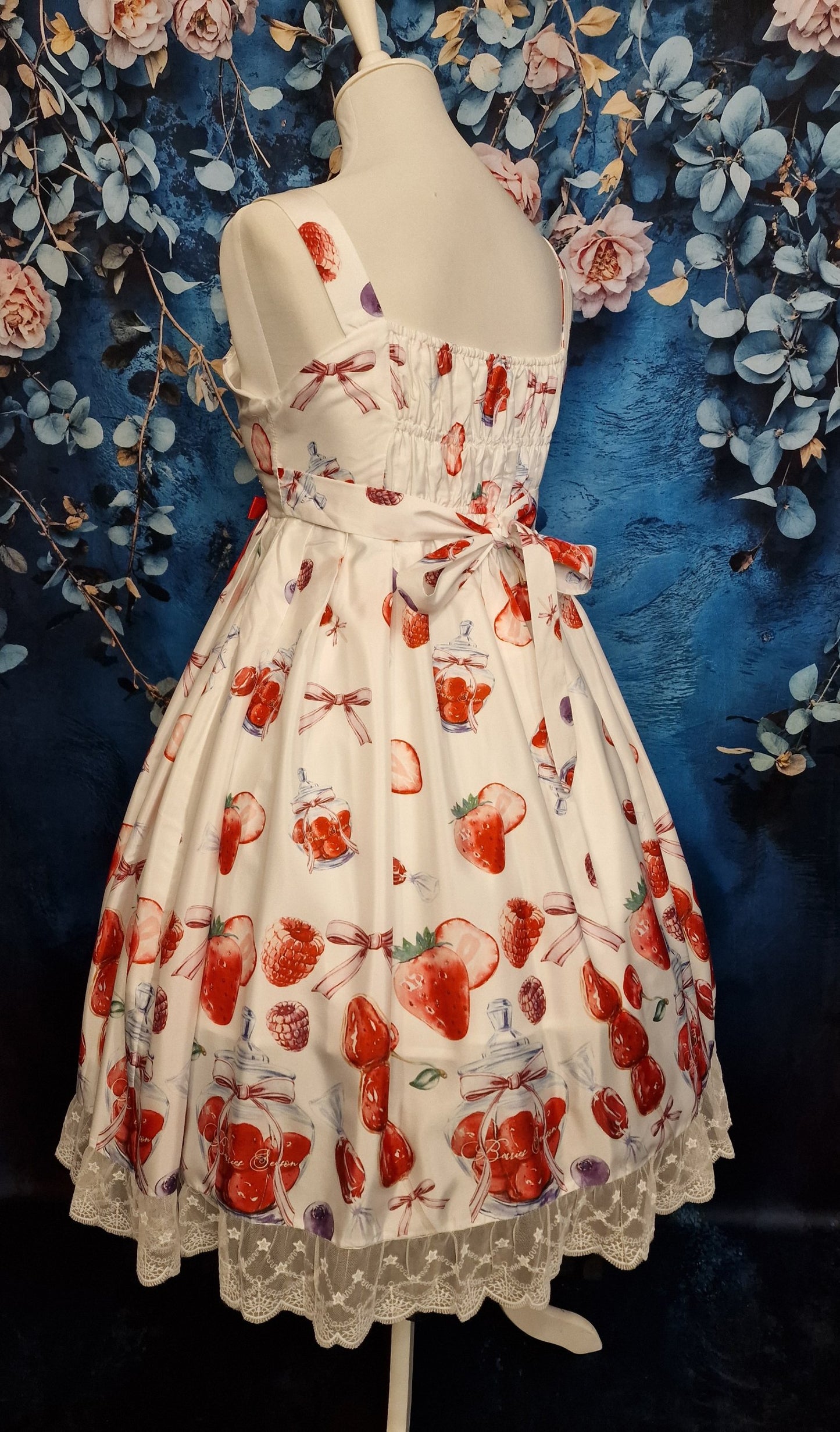 Langes Lolita Kleid von "One Strawberry" neu mit Rüschendetails weiß-rot M